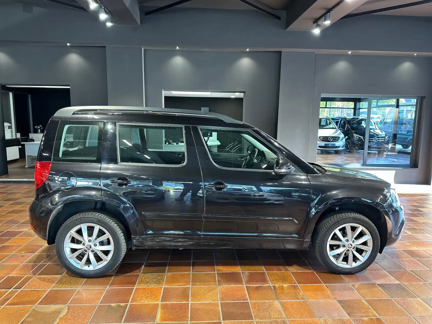 Skoda Yeti 1.4 TSI AMBITION KLIMAAUTO SHZ AHK ALU PDC BLUETOO Schwarz - 2