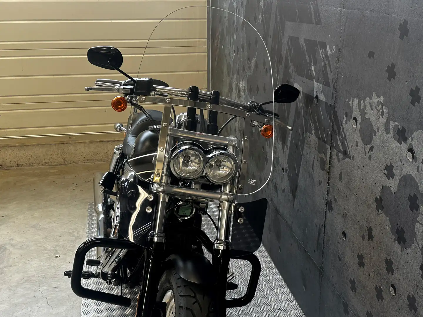 Harley-Davidson Dyna Fat Bob Чорний - 2