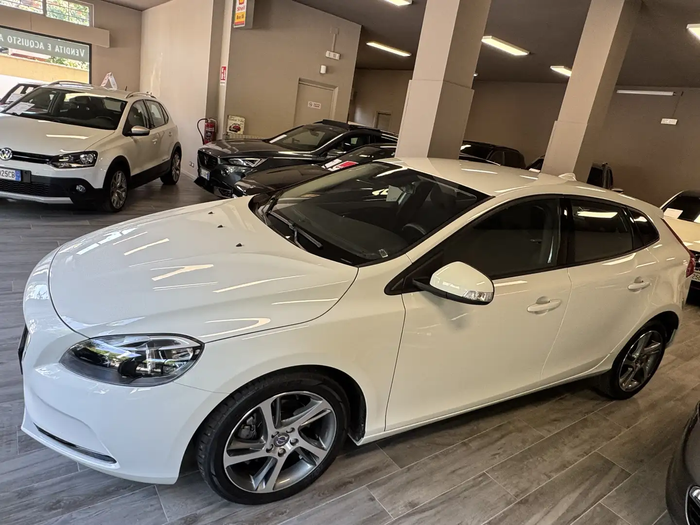 Volvo V40 2.0 d2 R-design Momentum - 1
