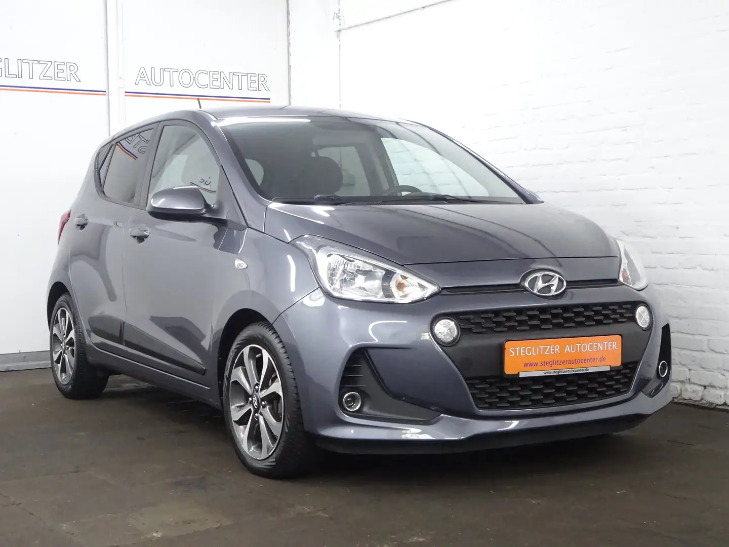 Hyundai i10 1.2 YES! Plus Navi/PDC/Tempo/SHZ/Klima/CarPlay/LM Grijs - 2