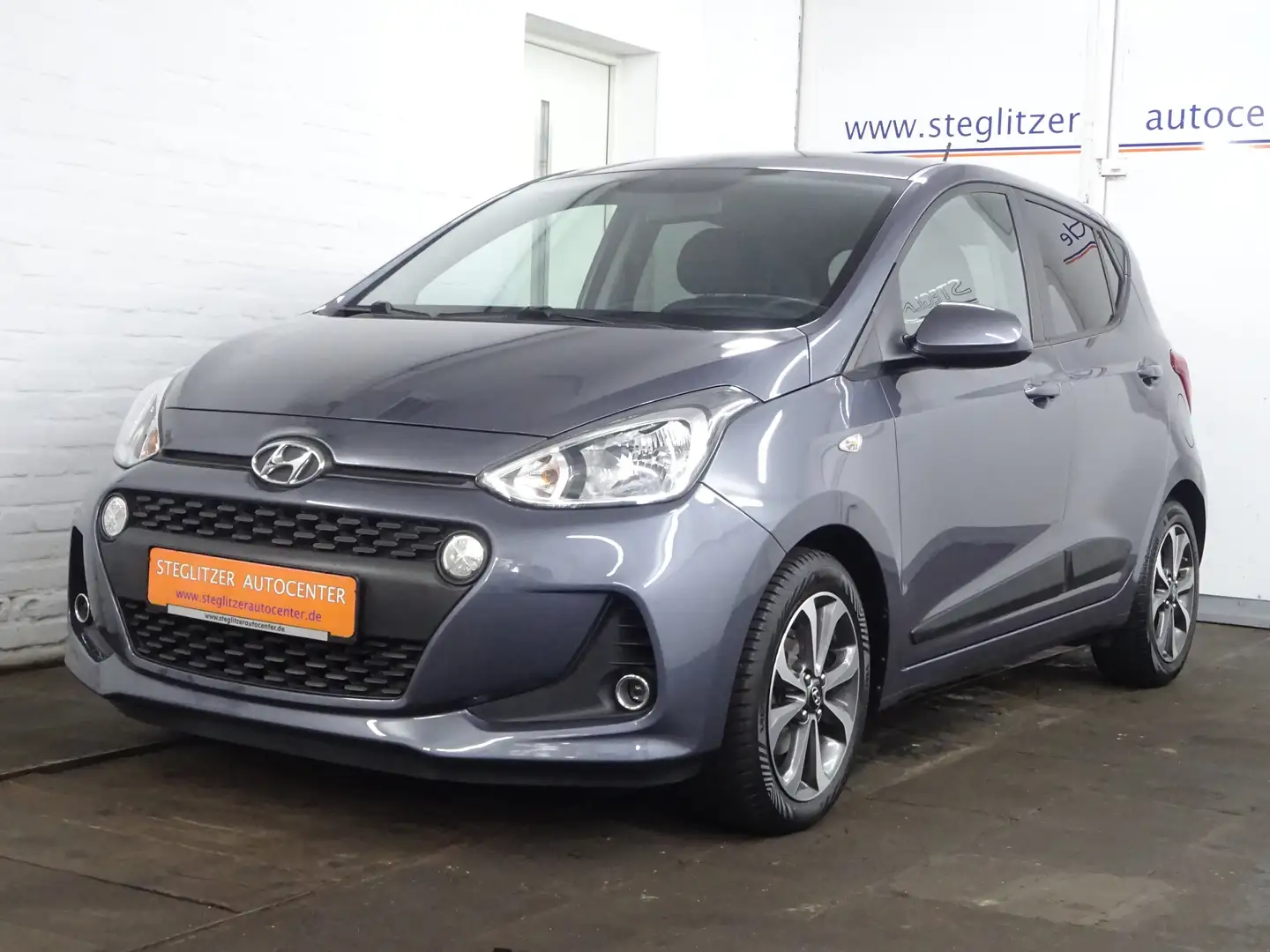 Hyundai i10 1.2 YES! Plus Navi/PDC/Tempo/SHZ/Klima/CarPlay/LM Grijs - 1