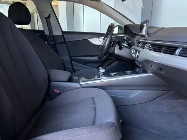 Audi A4 view 8