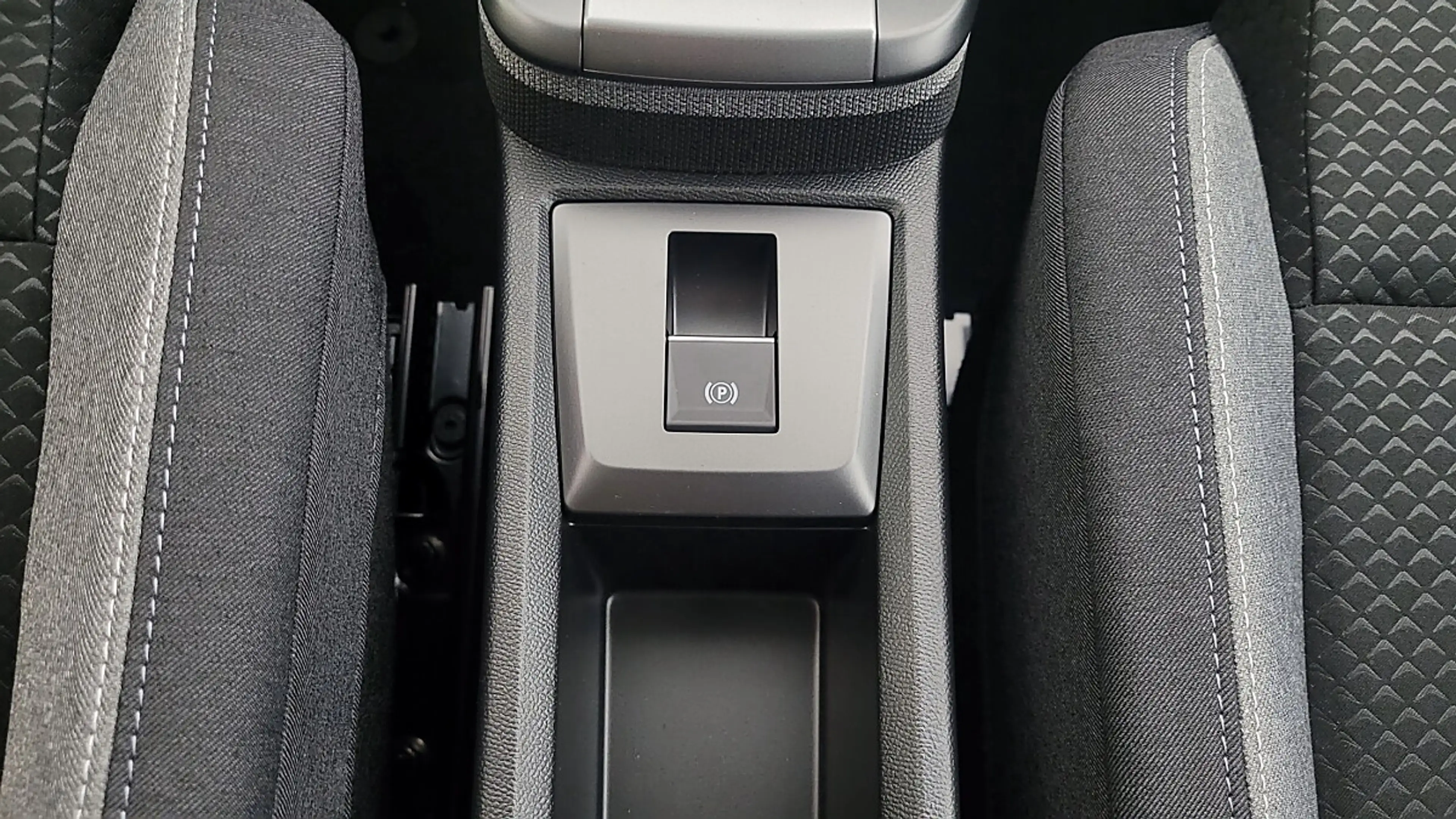 Opel Frontera Hybrid GS 1.2 DIT 81 kW (110 PS) 6-Gang DKG — photo 6