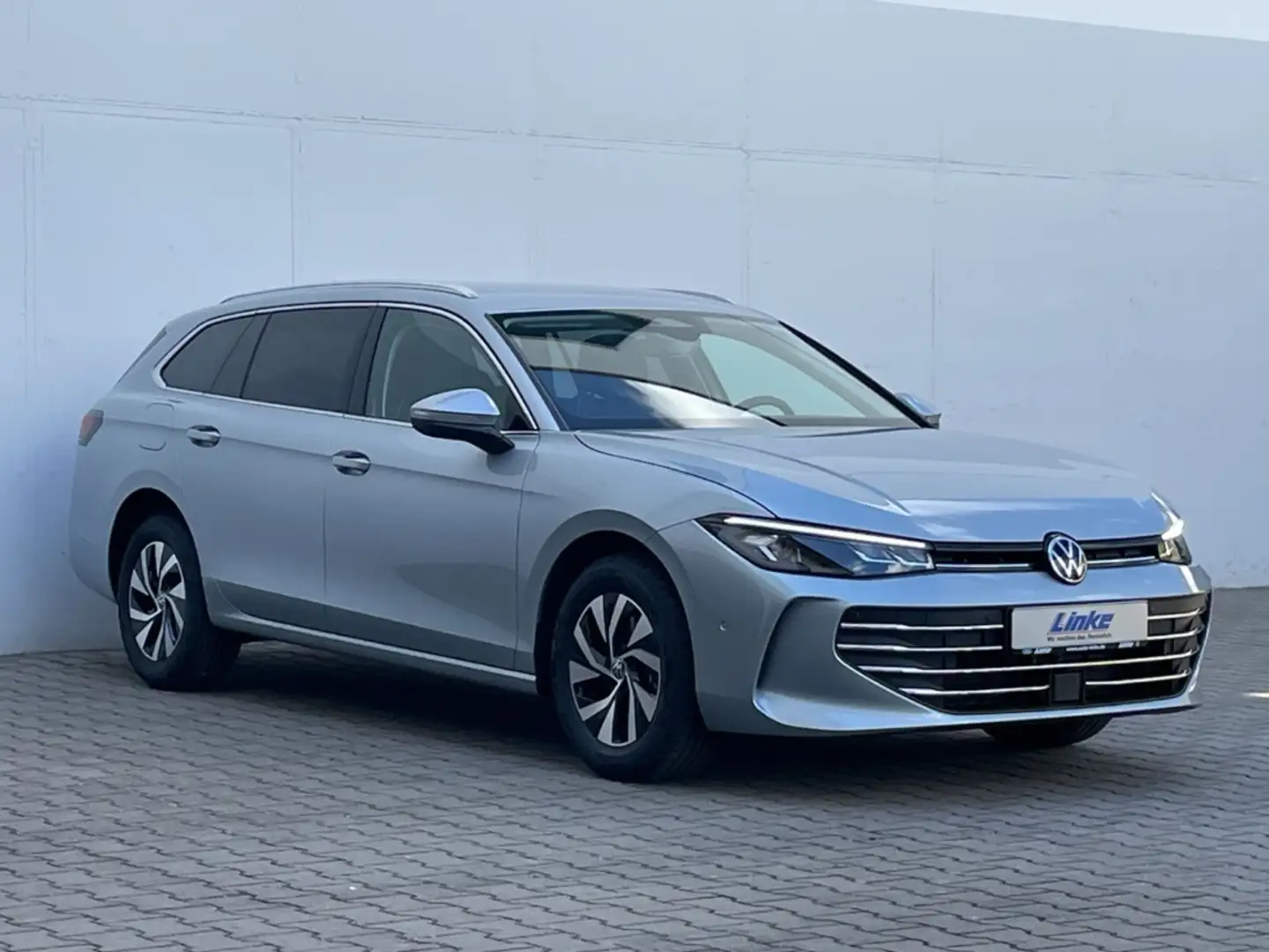 Volkswagen Passat 2.0 TDI DSG Business HUD/AHK/360°Kamera  Navi Silber - 2