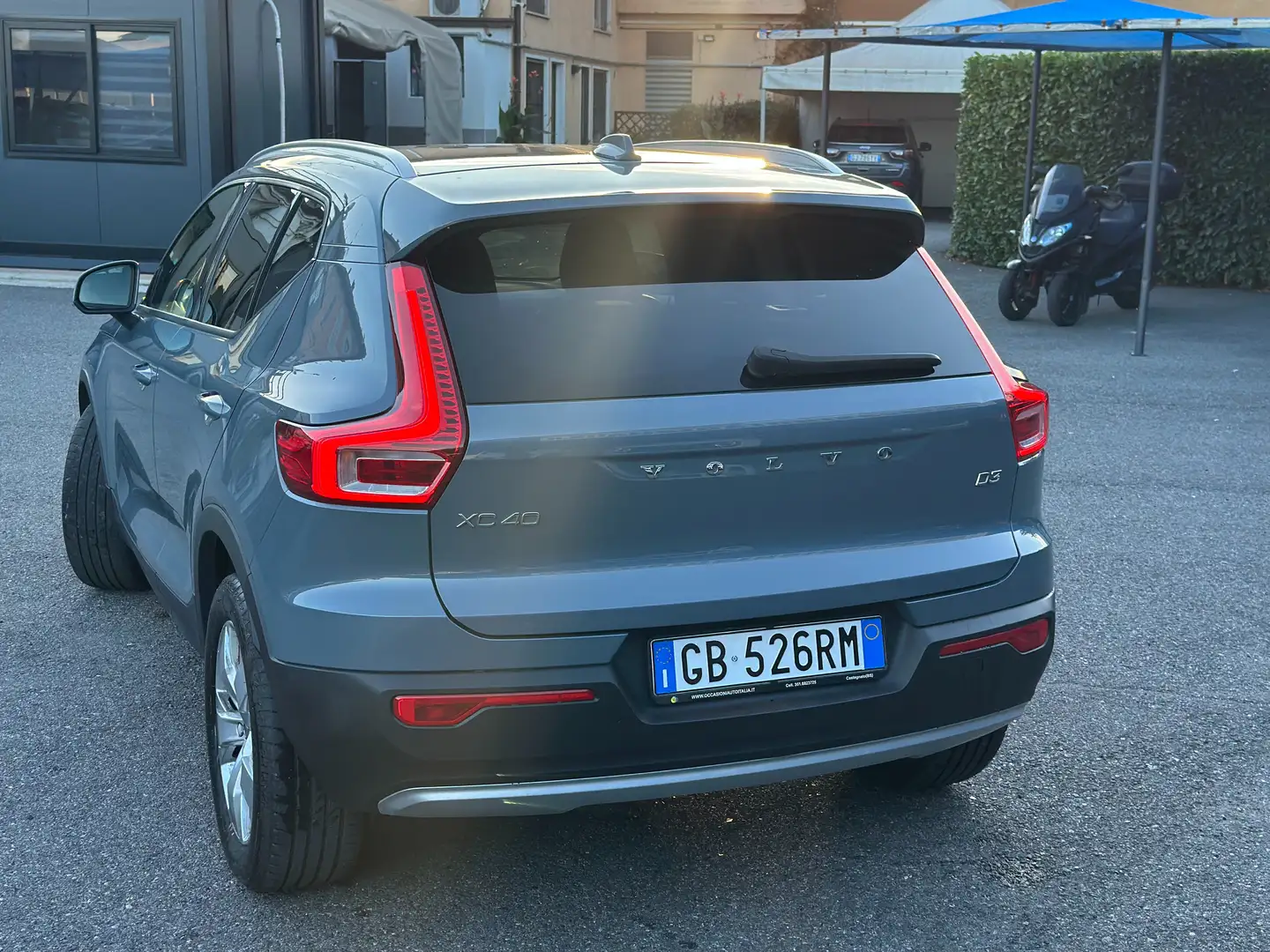 Volvo XC40 2.0 d3 Business Plus awd geartronic my20 Grau - 2