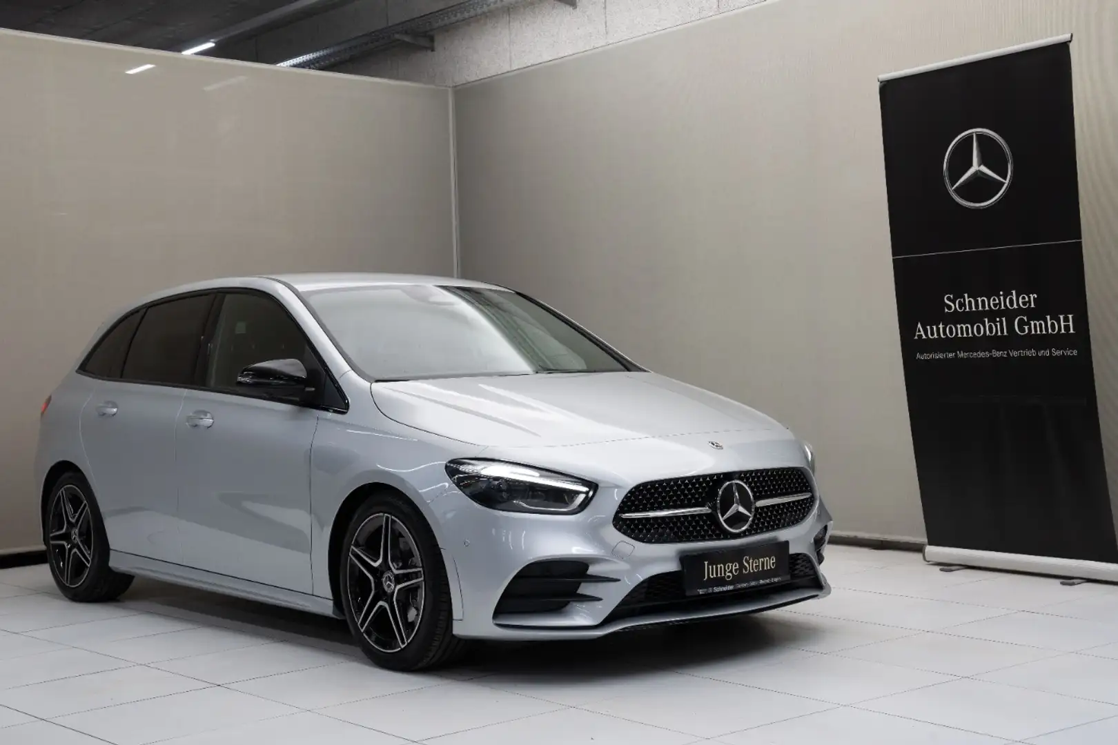 Mercedes-Benz B 180 d SpurW W-Paket S-Sitz Navi Night Sport Stříbrná - 2