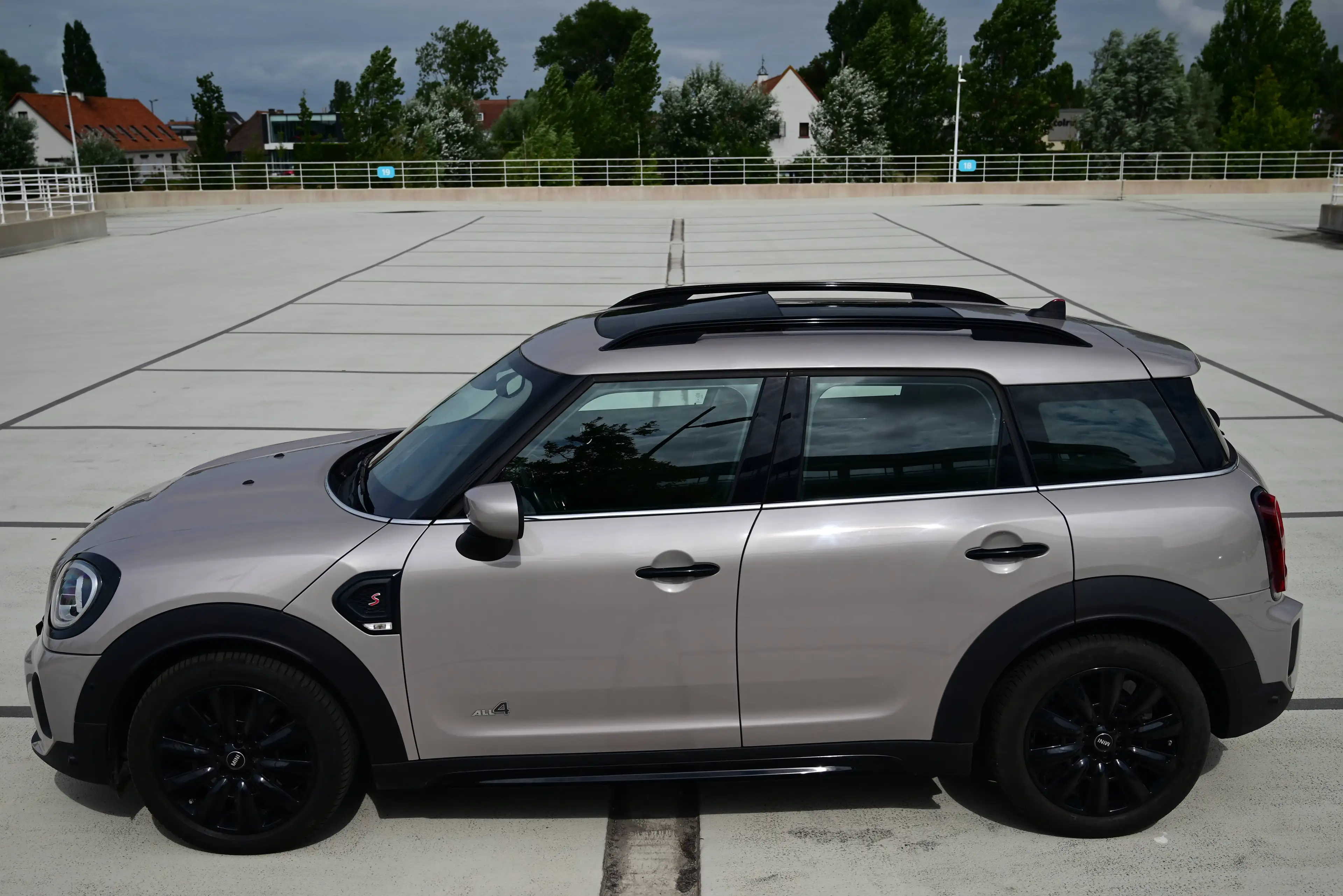 MINI Cooper S Countryman Mini Countryman Cooper S / ALL4 / AUT / SUNROOF / LEATHER LOUNGE / PARKASSIST / BLACK EXTERIOR — photo 10