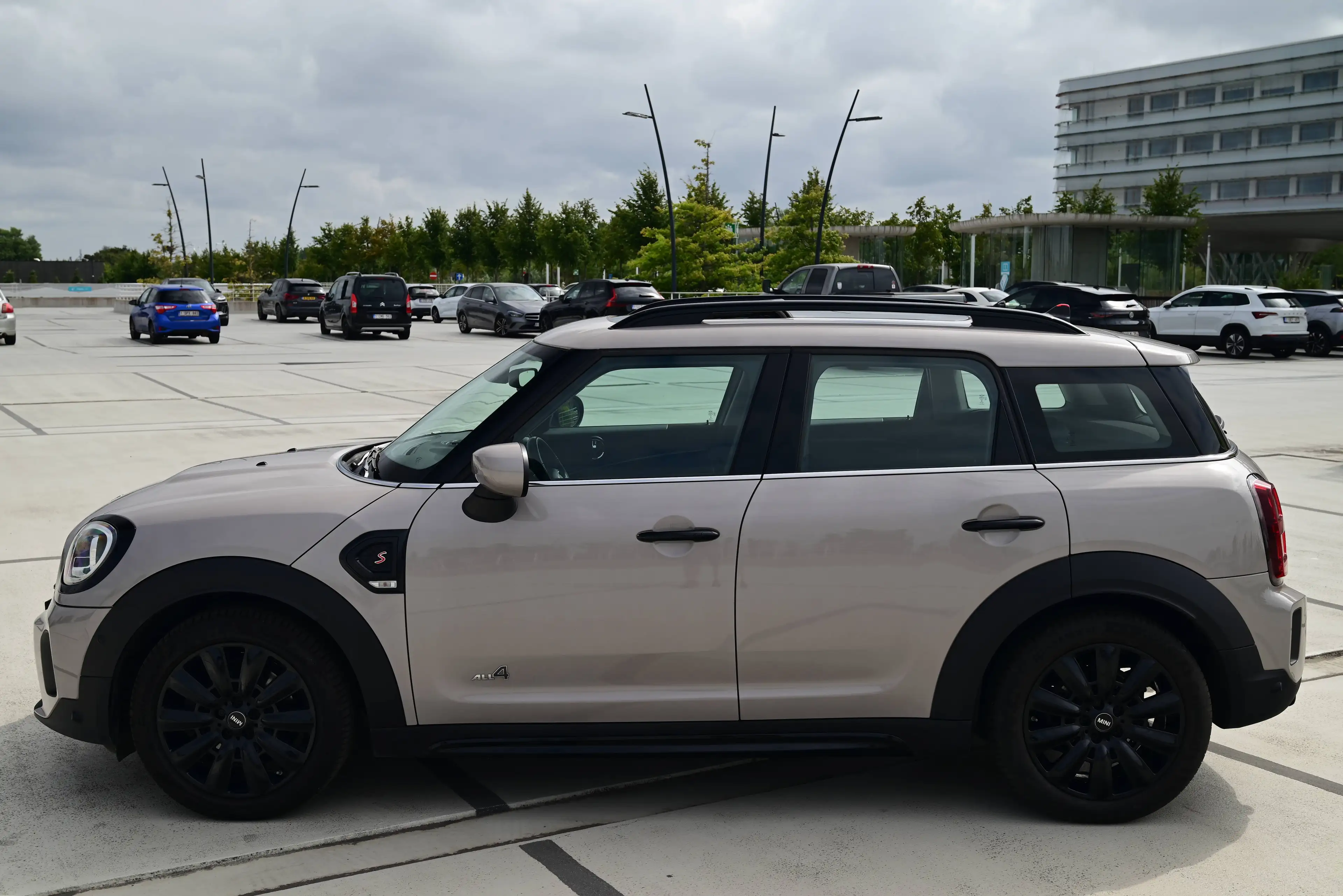 MINI Cooper S Countryman Mini Countryman Cooper S / ALL4 / AUT / SUNROOF / LEATHER LOUNGE / PARKASSIST / BLACK EXTERIOR — photo 5