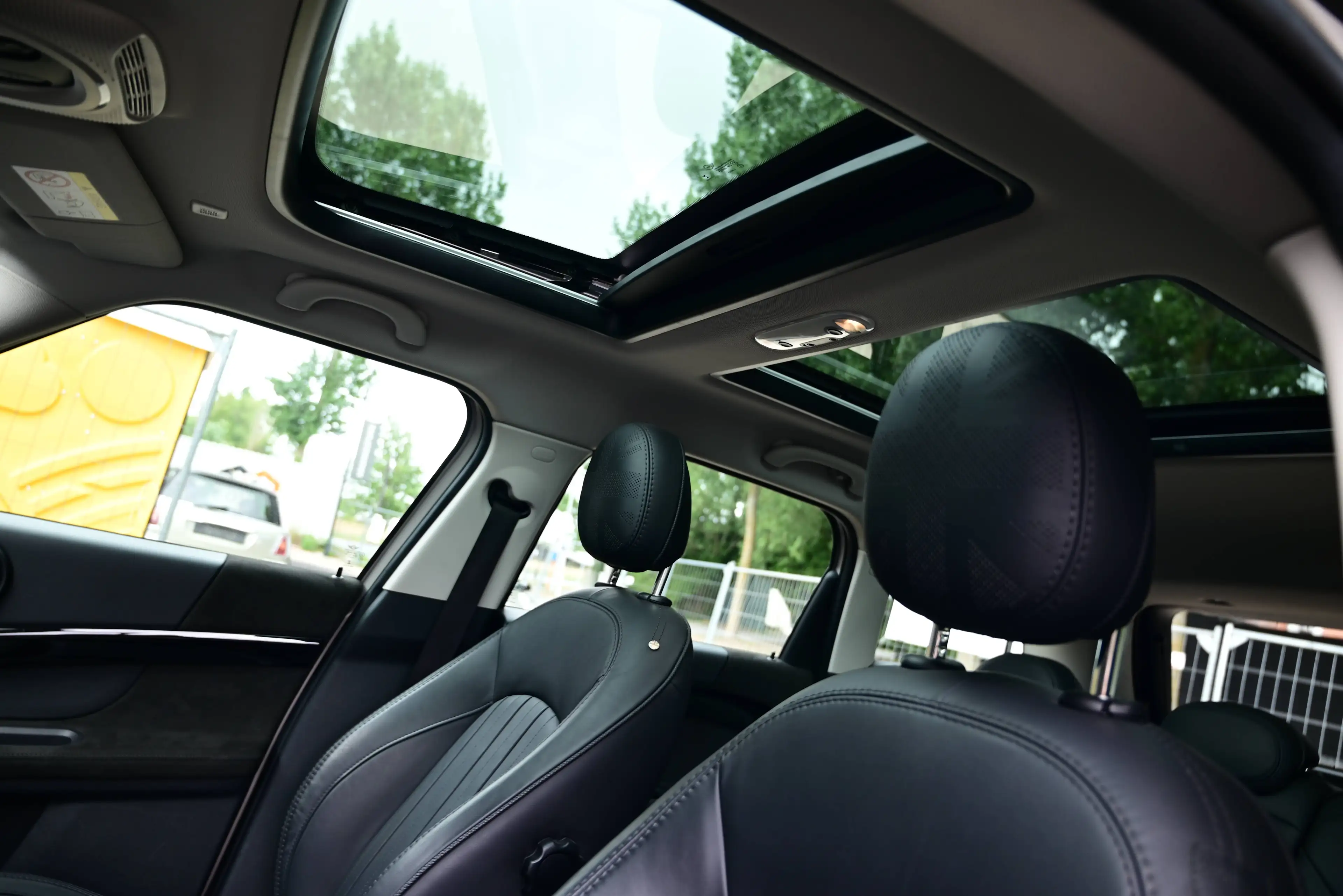 MINI Cooper S Countryman Mini Countryman Cooper S / ALL4 / AUT / SUNROOF / LEATHER LOUNGE / PARKASSIST / BLACK EXTERIOR — photo 13
