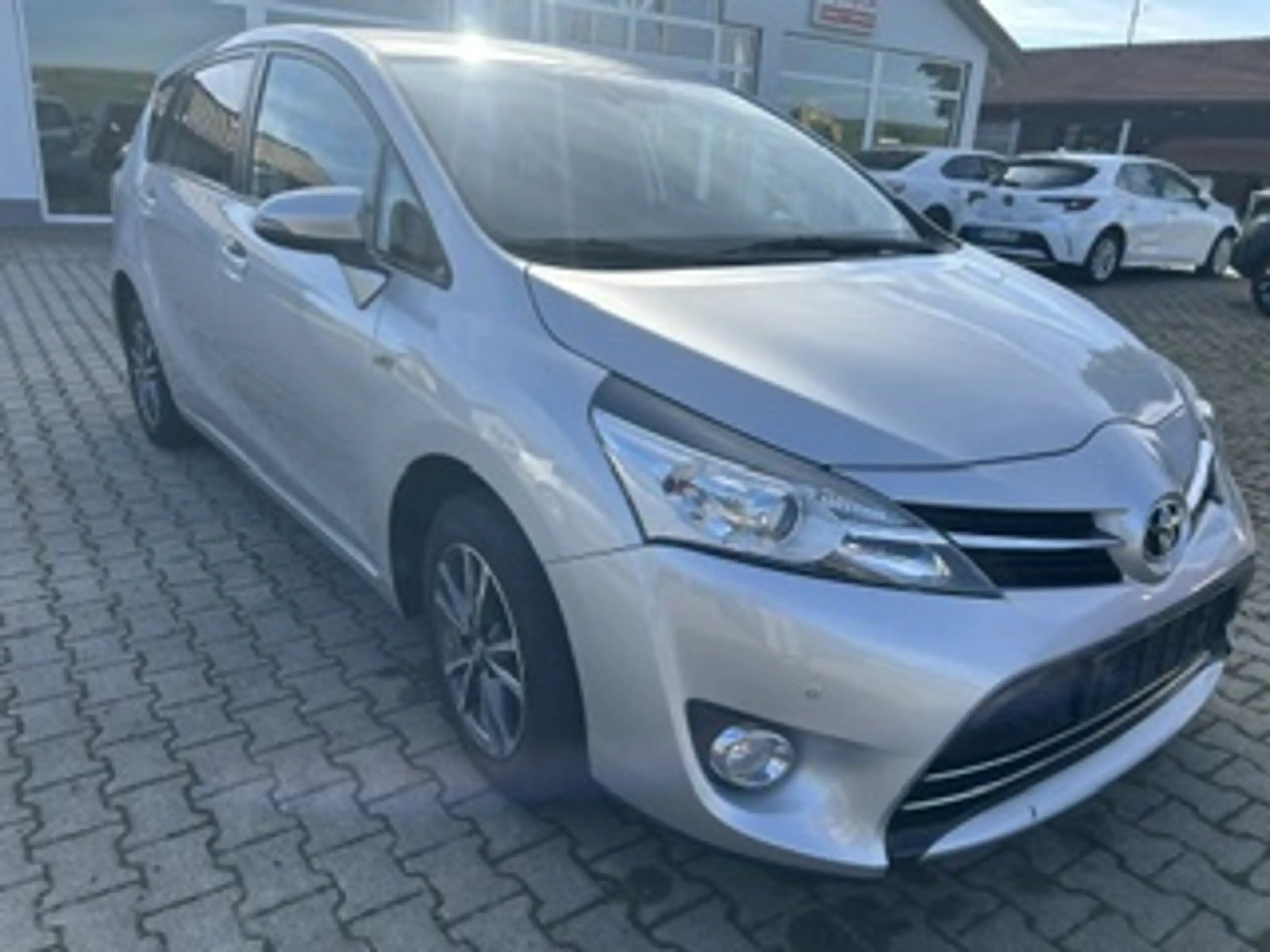 Toyota Verso 1.6 VVT-i Life 5 Sitz, Klima, ALU, AHK, Sitzheizung vo.