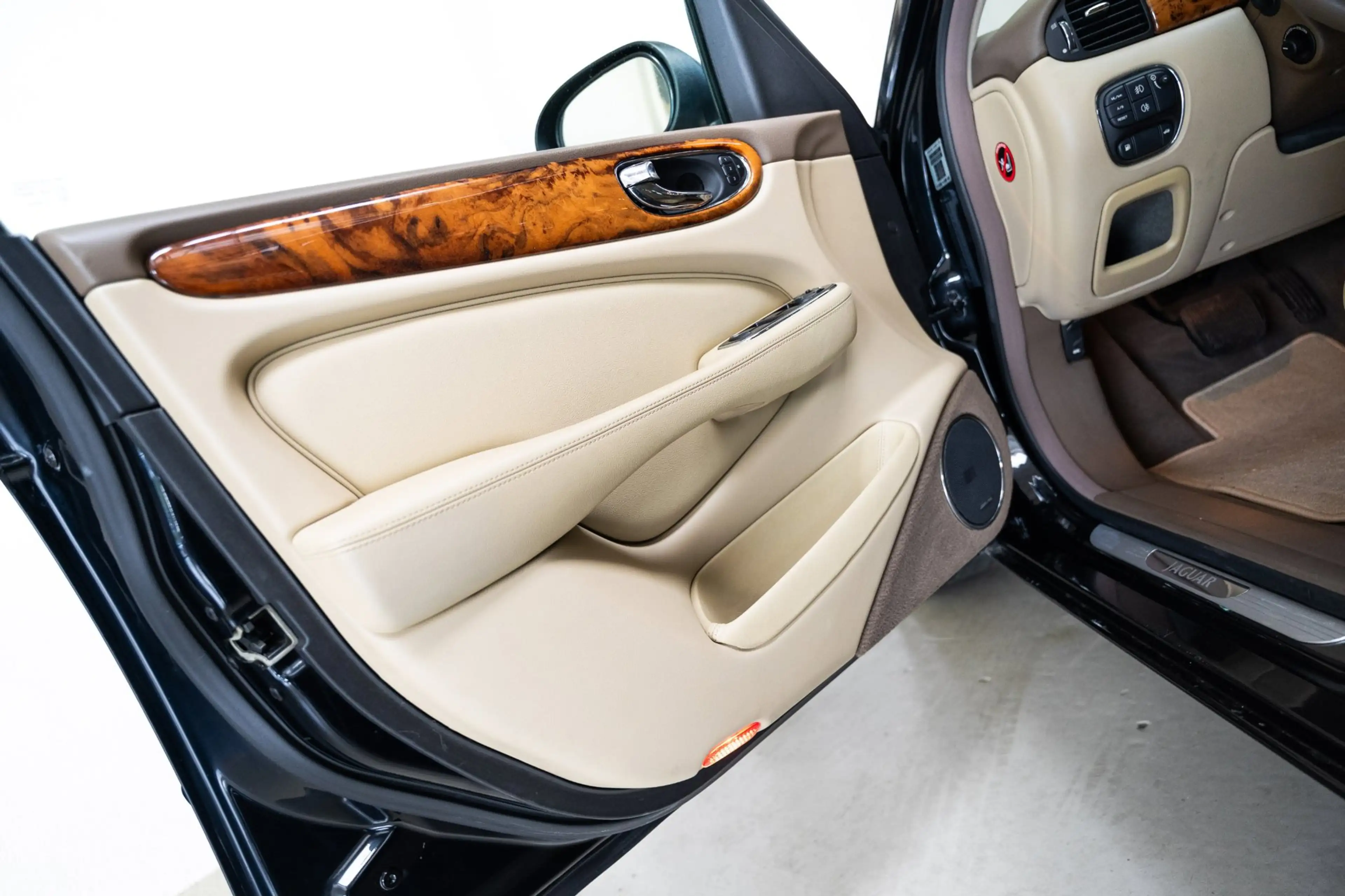 Jaguar XJ 3.5 V8 - Low Mileage - R Design - — photo 7