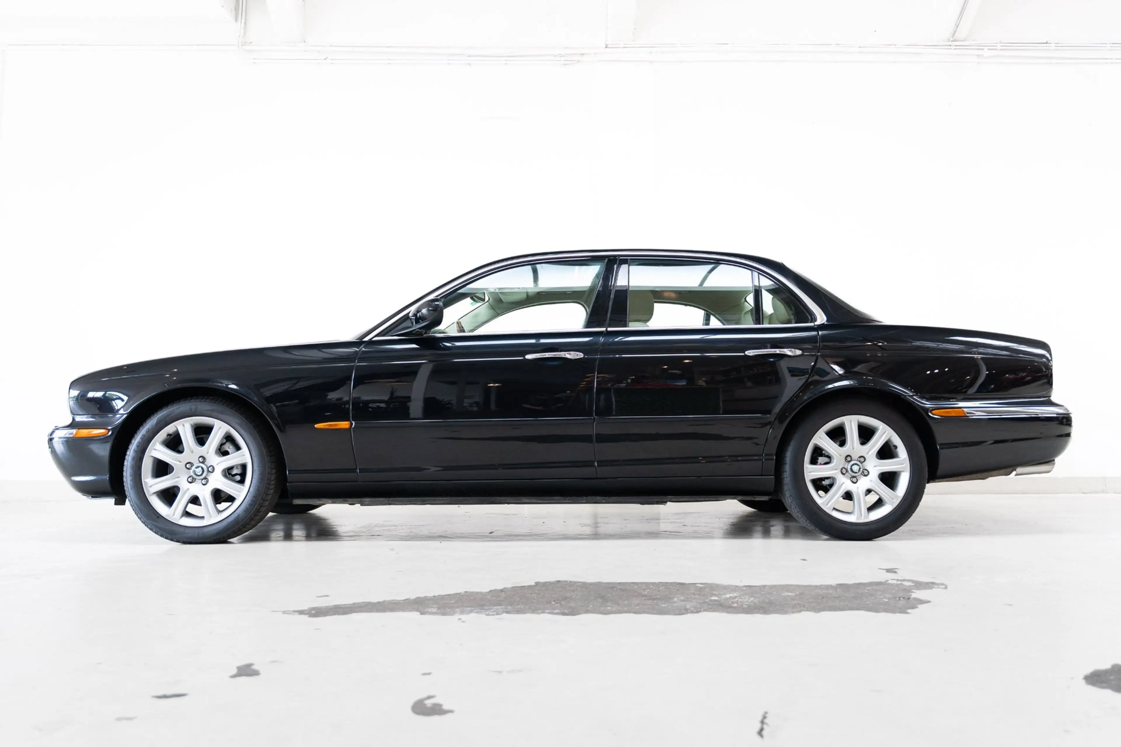Jaguar XJ 3.5 V8 - Low Mileage - R Design - — photo 3