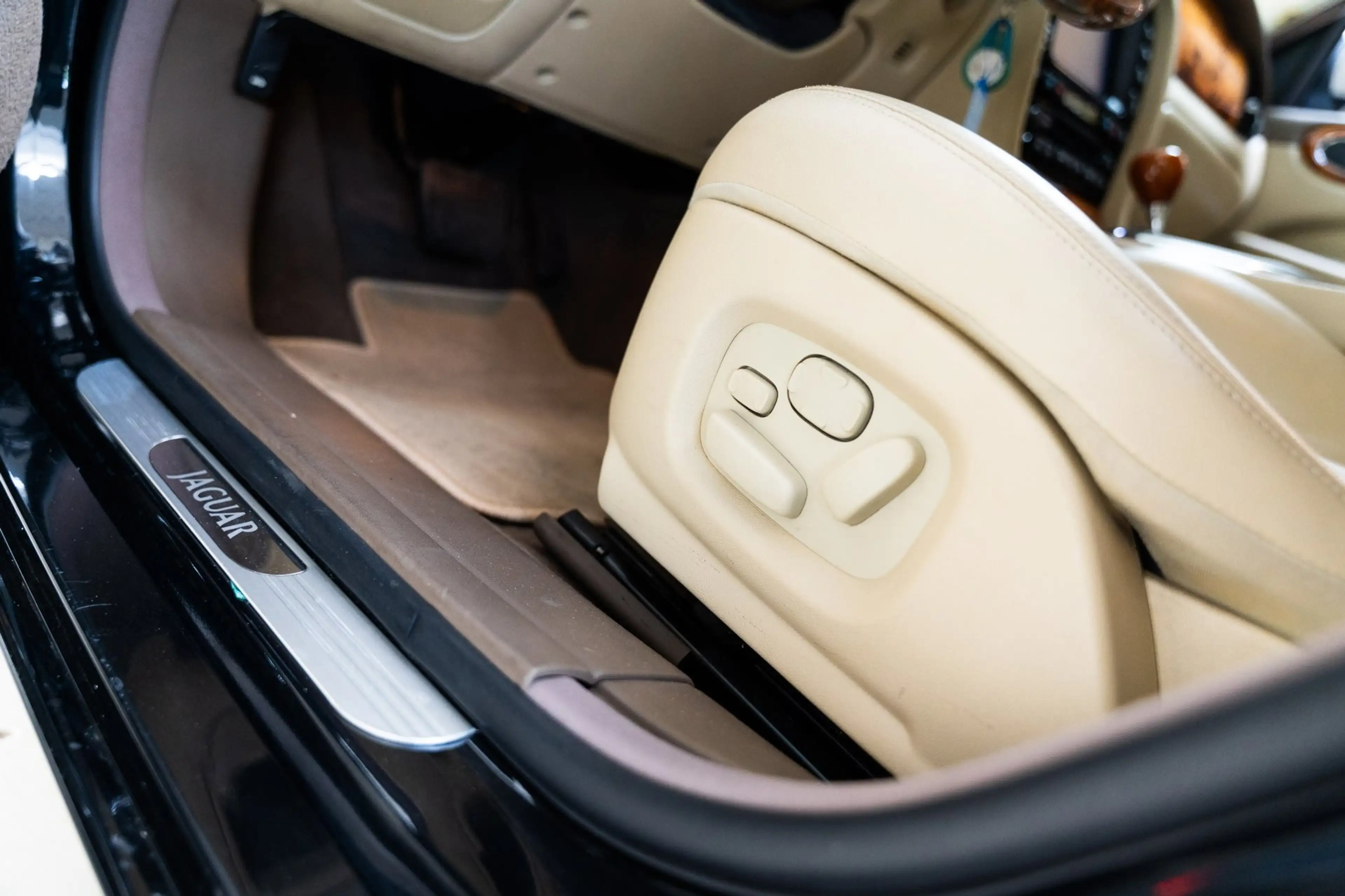 Jaguar XJ 3.5 V8 - Low Mileage - R Design - — photo 9