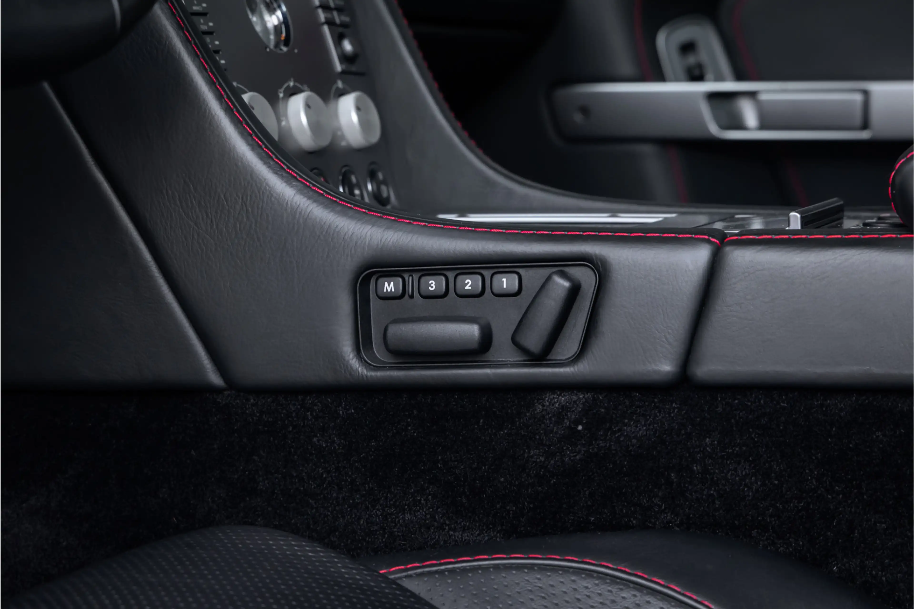 Aston Martin DB9 5.9 V12 Le Mans Limited Edition (1 of 124) — photo 10