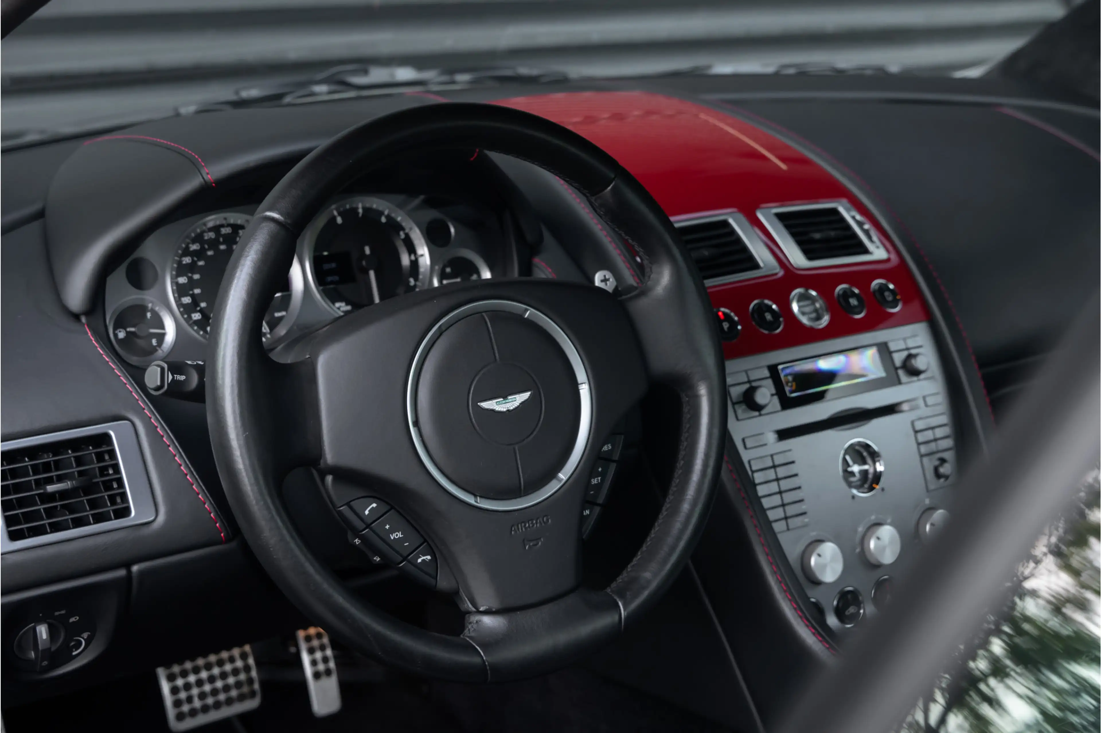 Aston Martin DB9 5.9 V12 Le Mans Limited Edition (1 of 124) — photo 13