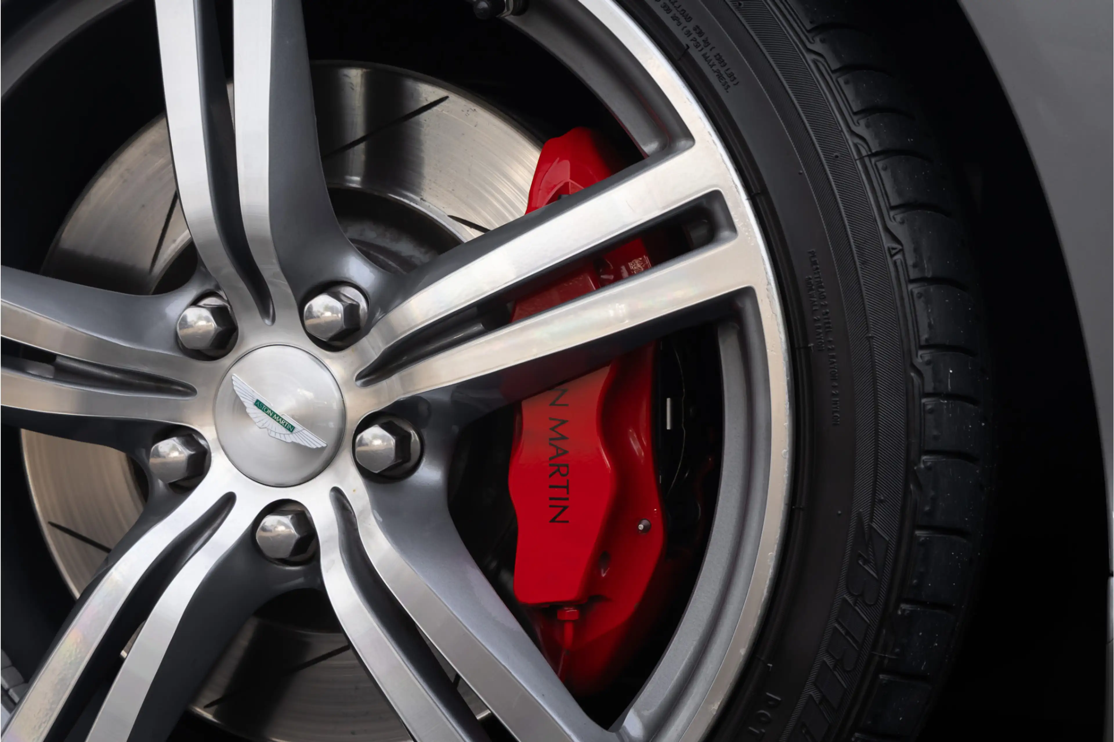Aston Martin DB9 5.9 V12 Le Mans Limited Edition (1 of 124) — photo 31
