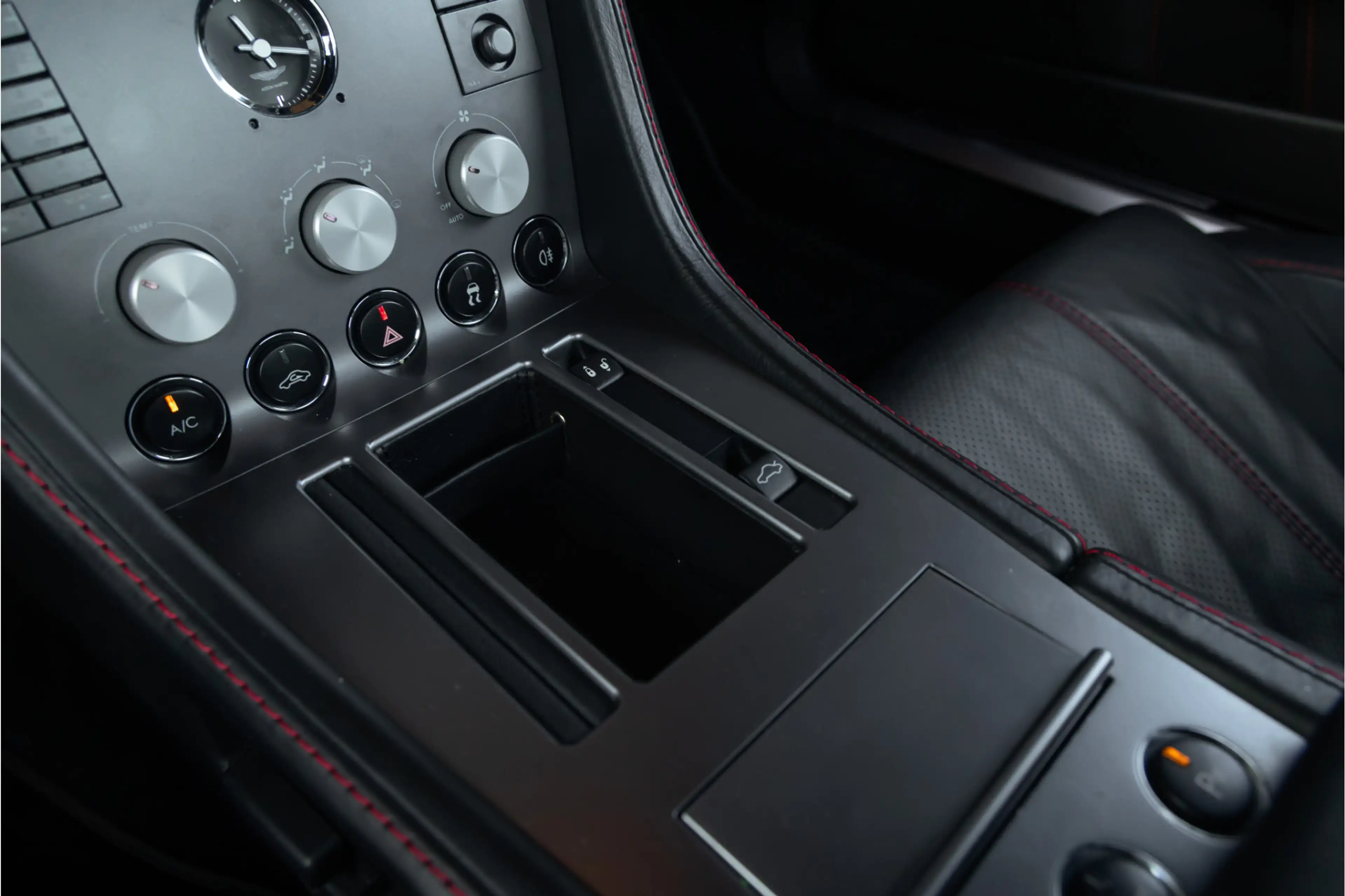 Aston Martin DB9 5.9 V12 Le Mans Limited Edition (1 of 124) — photo 43
