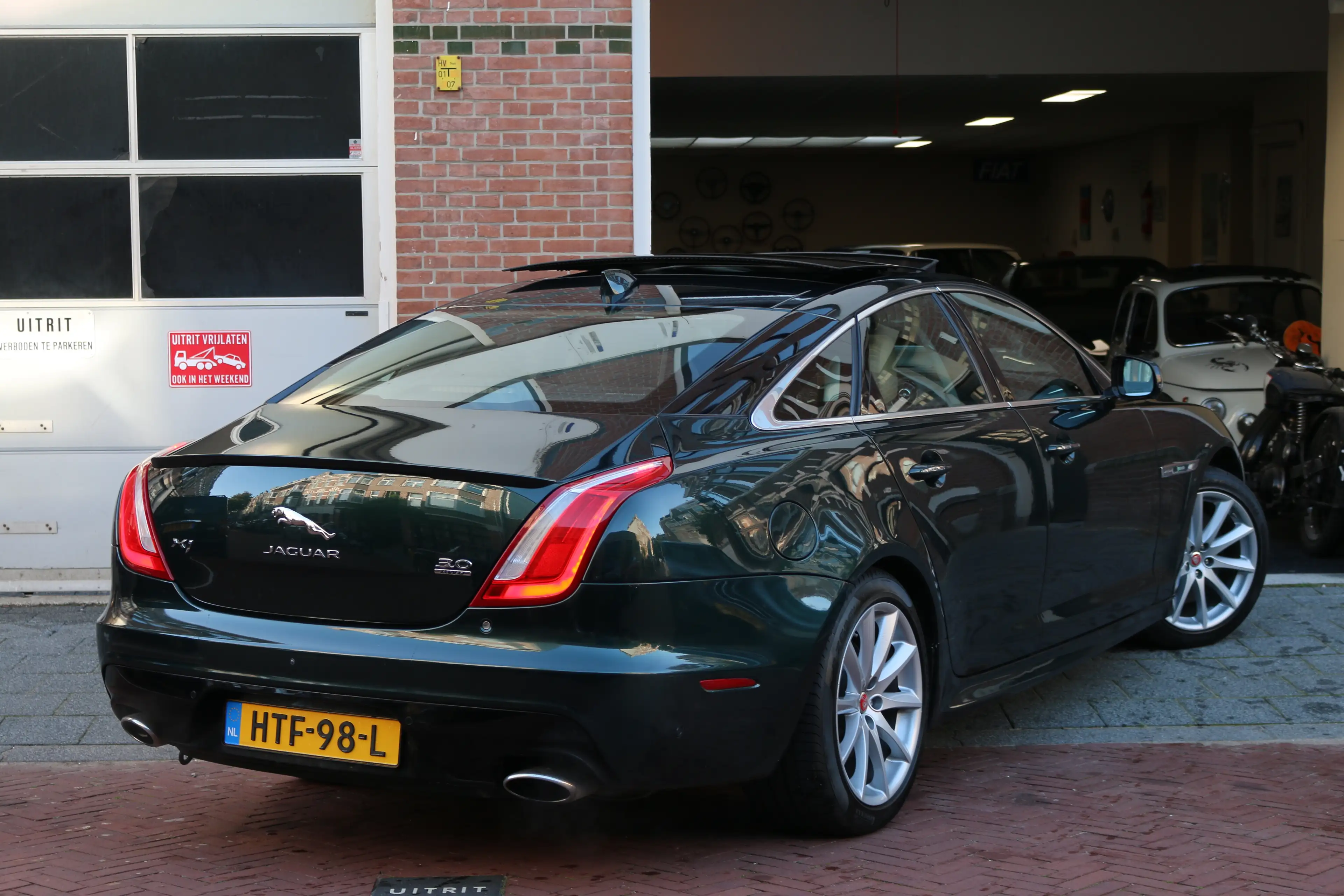 Jaguar XJ 3.0 Supercharged V6 AWD R-Sport — photo 9