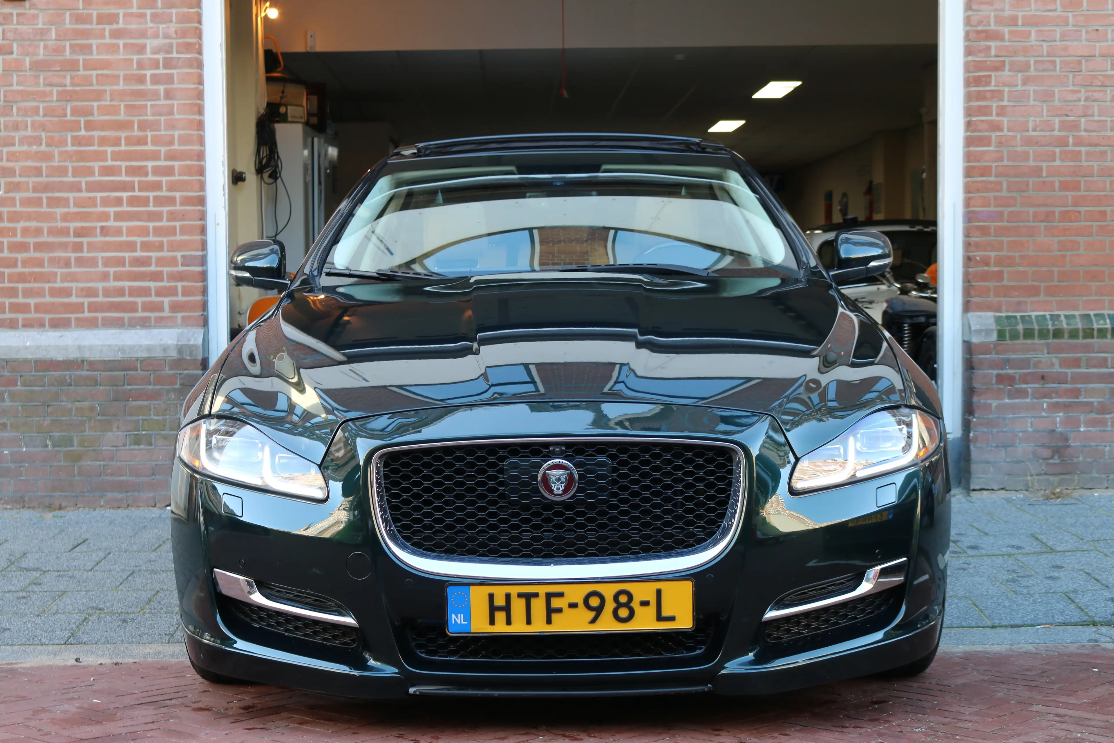 Jaguar XJ 3.0 Supercharged V6 AWD R-Sport — photo 14