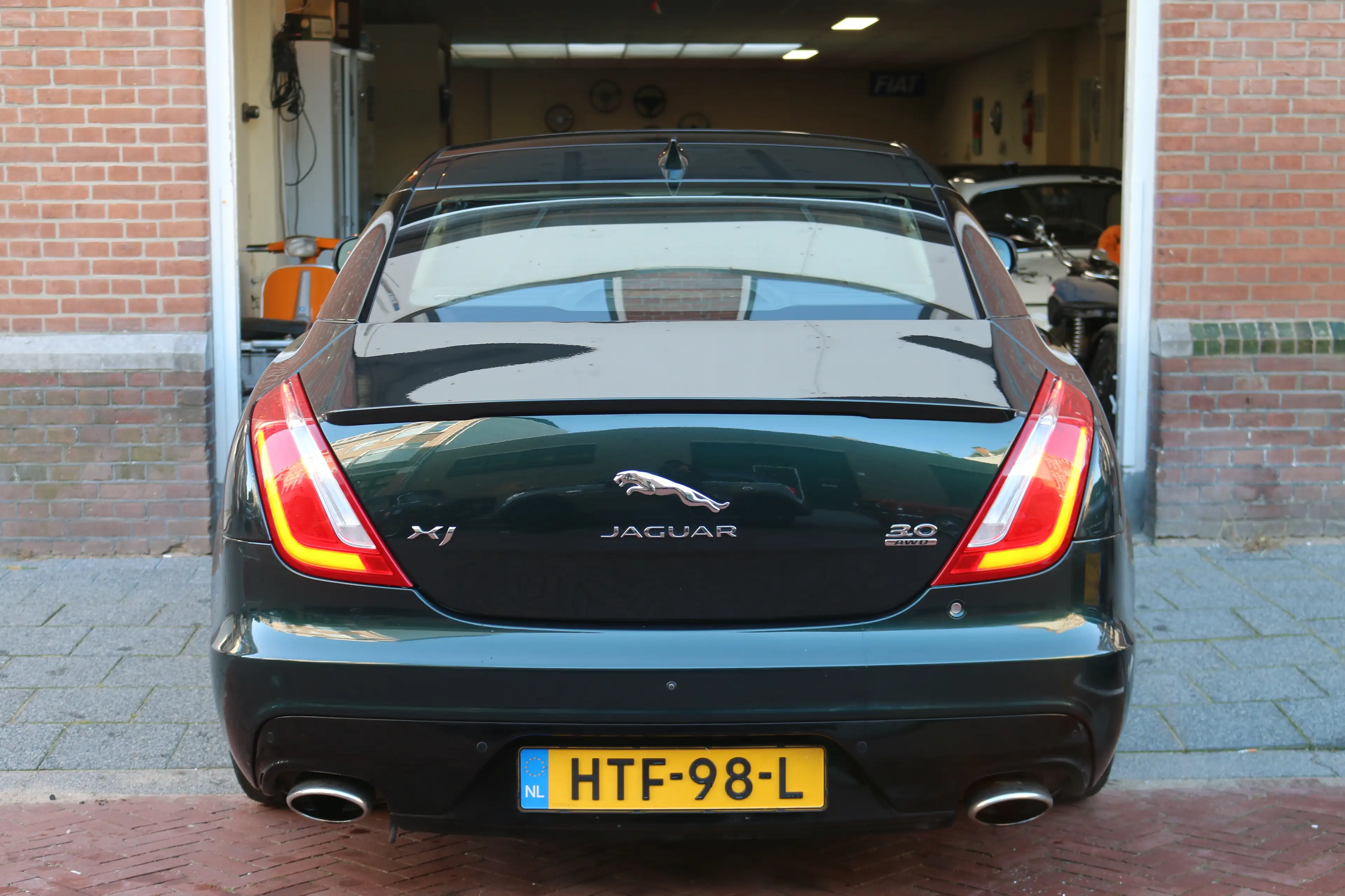 Jaguar XJ 3.0 Supercharged V6 AWD R-Sport — photo 8