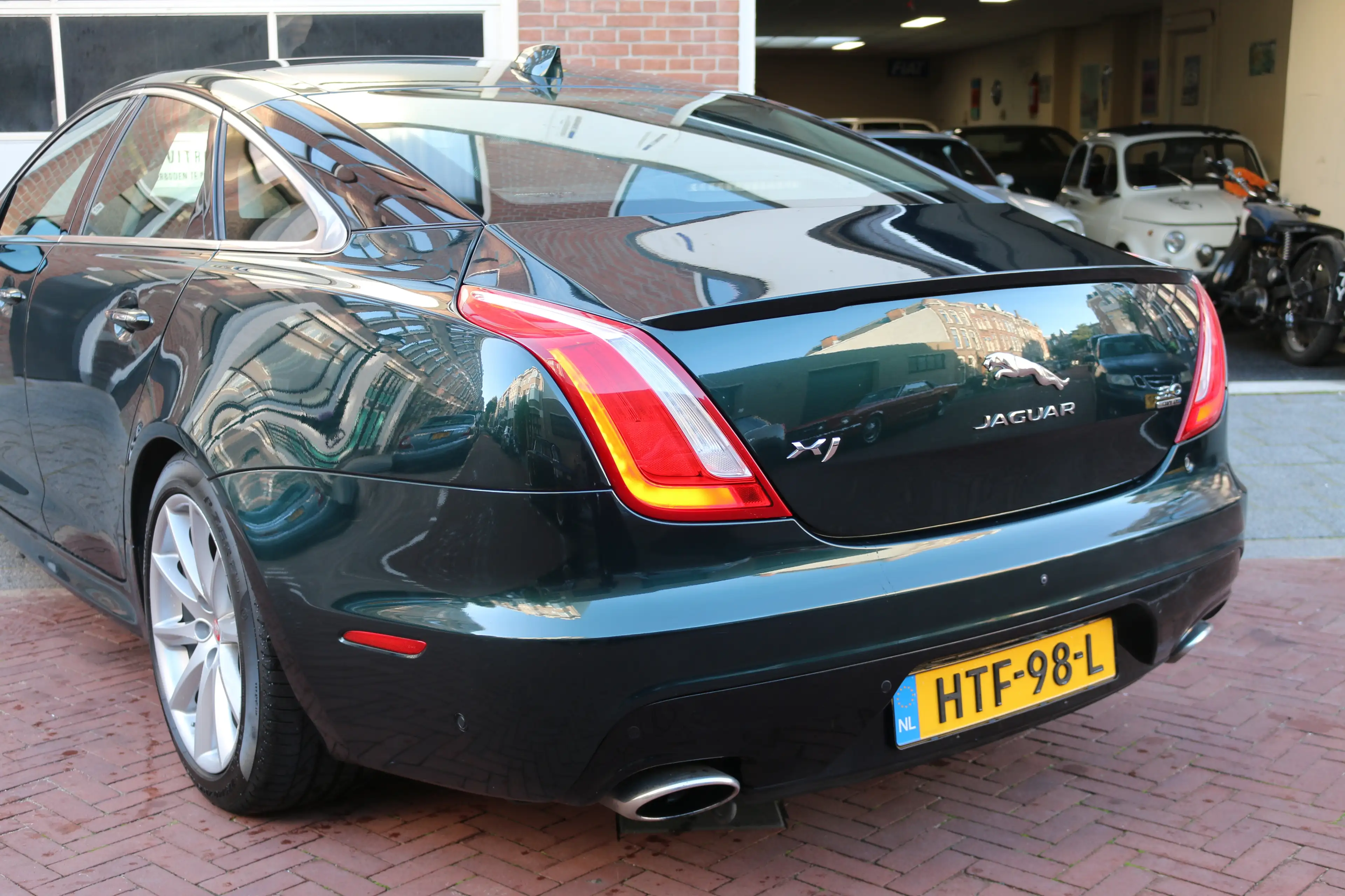 Jaguar XJ 3.0 Supercharged V6 AWD R-Sport — photo 6