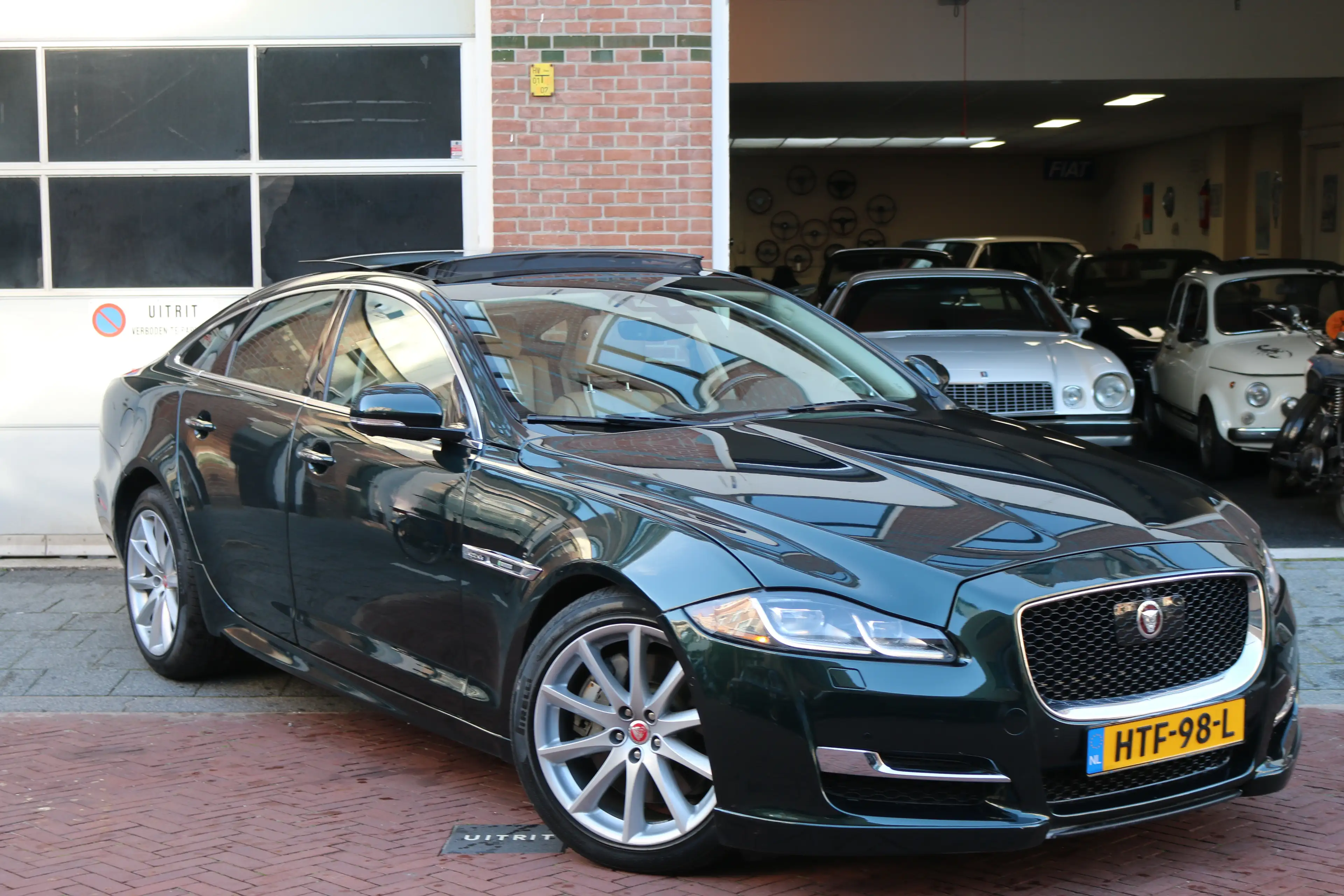 Jaguar XJ 3.0 Supercharged V6 AWD R-Sport — photo 13