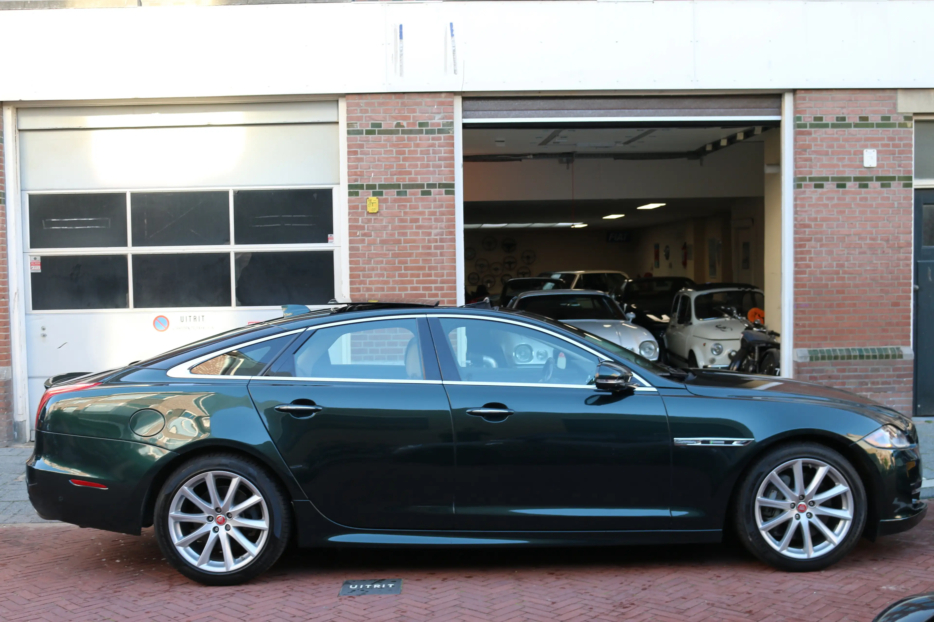 Jaguar XJ 3.0 Supercharged V6 AWD R-Sport — photo 11