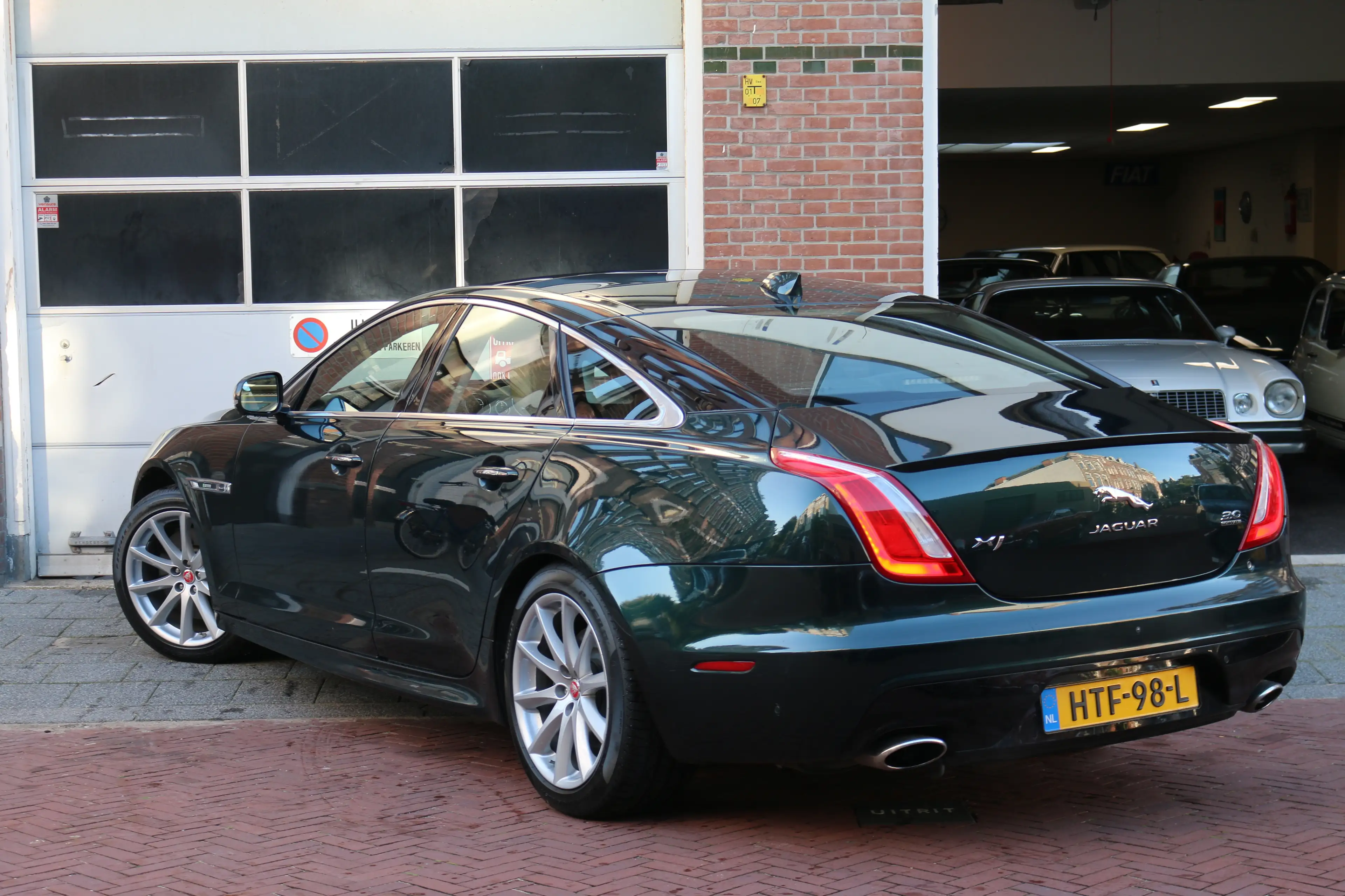 Jaguar XJ 3.0 Supercharged V6 AWD R-Sport — photo 5
