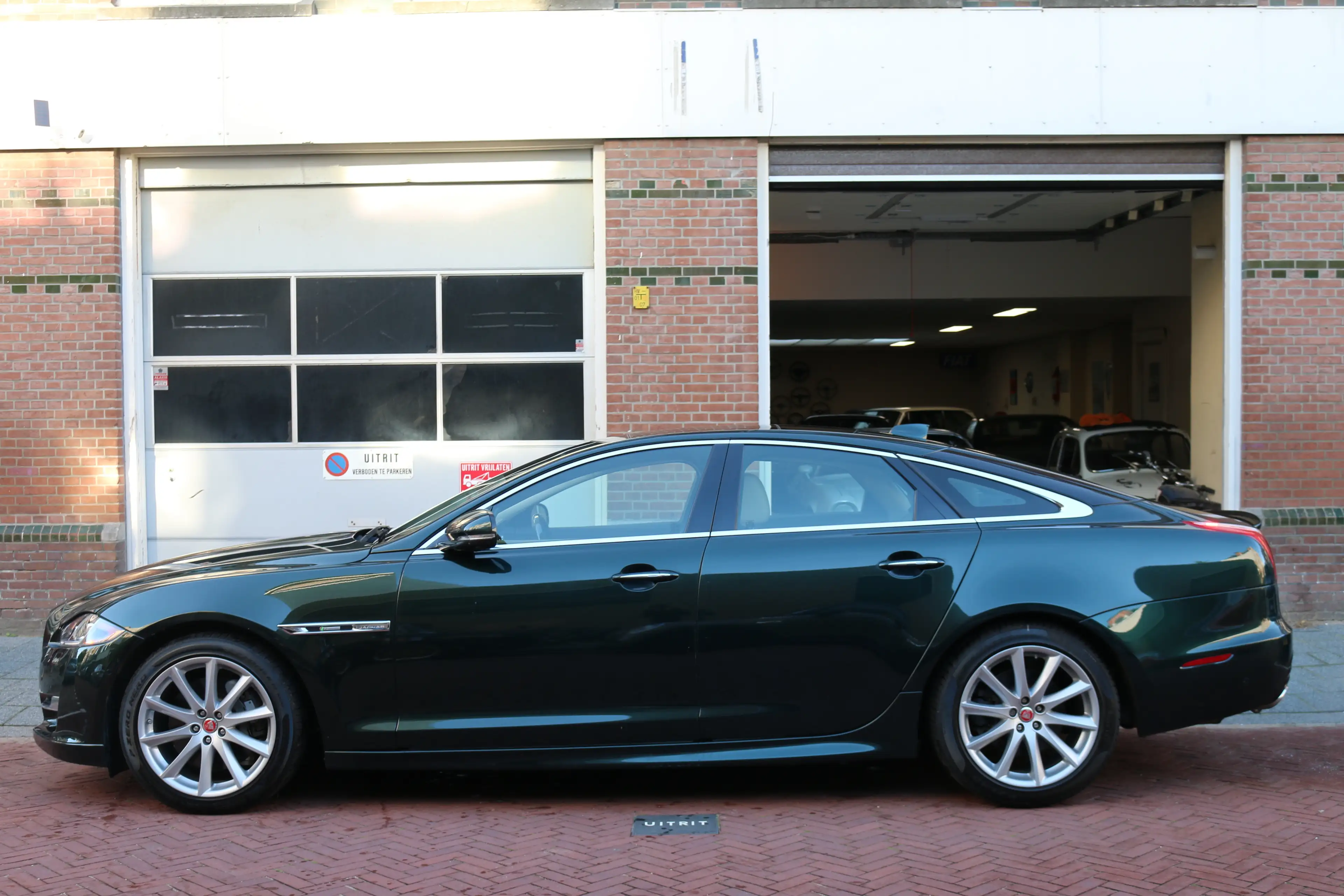 Jaguar XJ 3.0 Supercharged V6 AWD R-Sport — photo 4