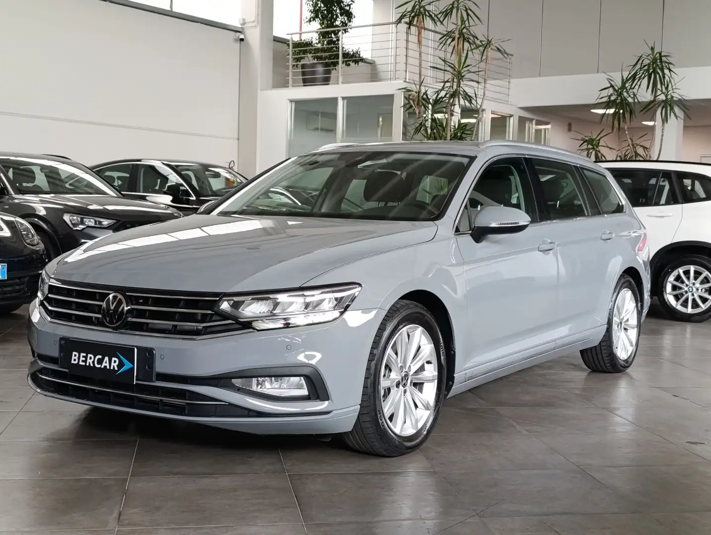 Volkswagen Passat Variant Passat Variant 2.0 TDI SCR EVO DSG Business Grijs - 2