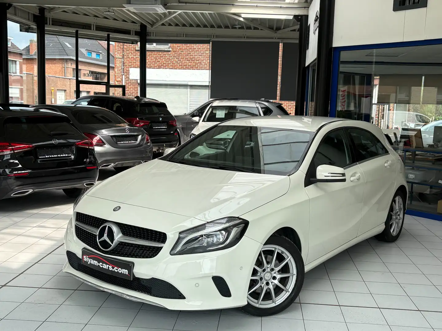 Mercedes-Benz A 180 A 180 *XENON * CUIR * GPS * PDC * JANTES * Blanc - 1