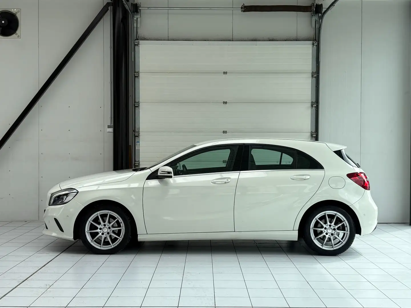 Mercedes-Benz A 180 A 180 *XENON * CUIR * GPS * PDC * JANTES * Blanc - 2