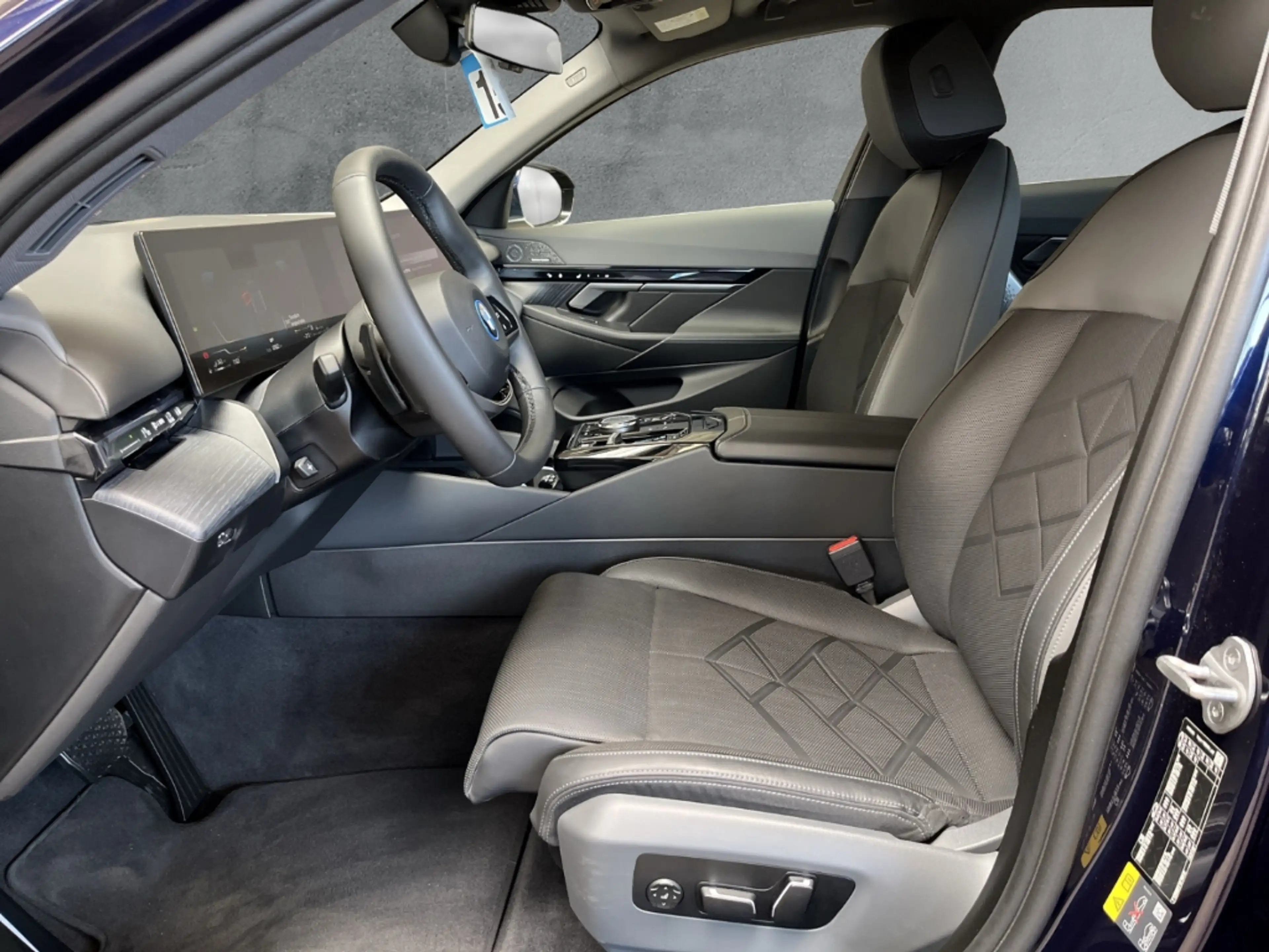 BMW 550 e xDrive Limousine Park-Assistent — photo 8