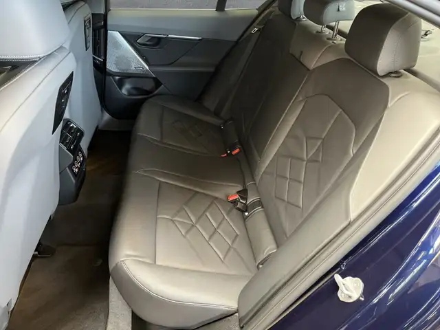 BMW 5 Series view 13