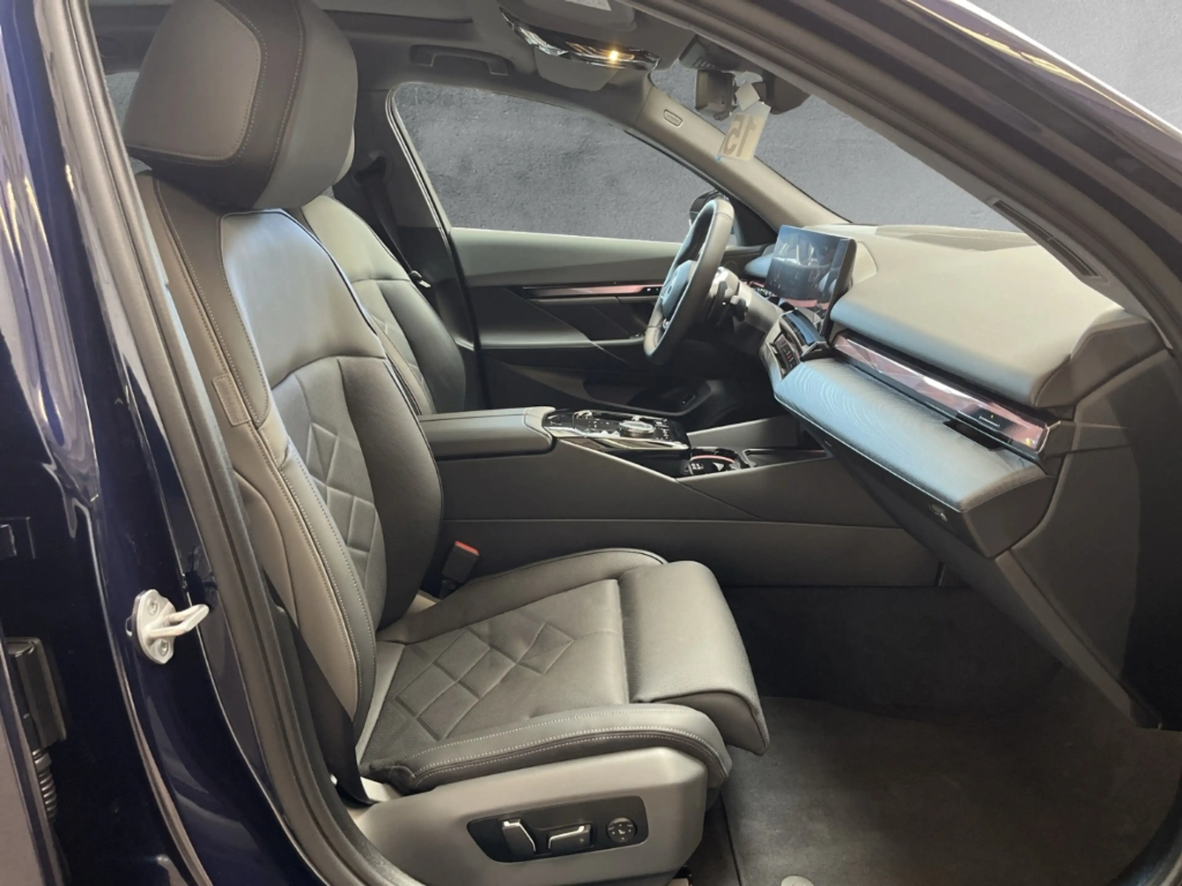 BMW 550 e xDrive Limousine Park-Assistent — photo 11