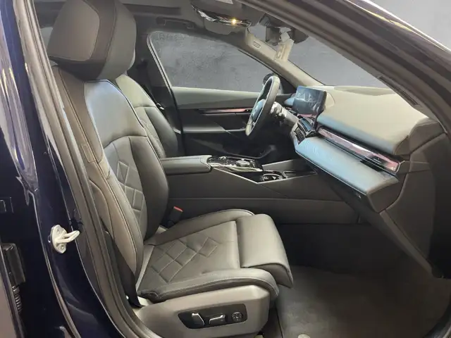 BMW 5 Series view 11