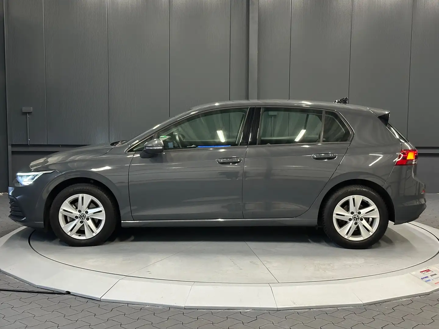Volkswagen Golf VIII Lim. 1.5 eTSI DSG Life*NAVI/Pro*Sport-Sitze* Сірий - 2