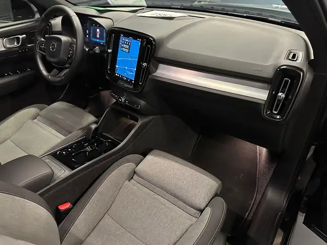 Volvo XC40 view 11
