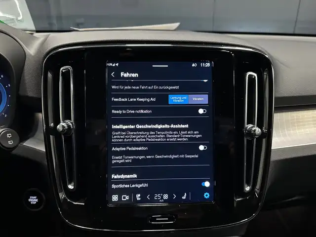 Volvo XC40 view 25