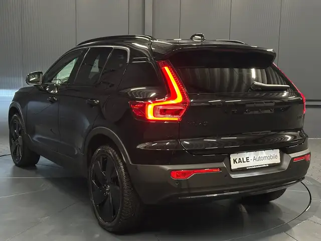 Volvo XC40 view 3