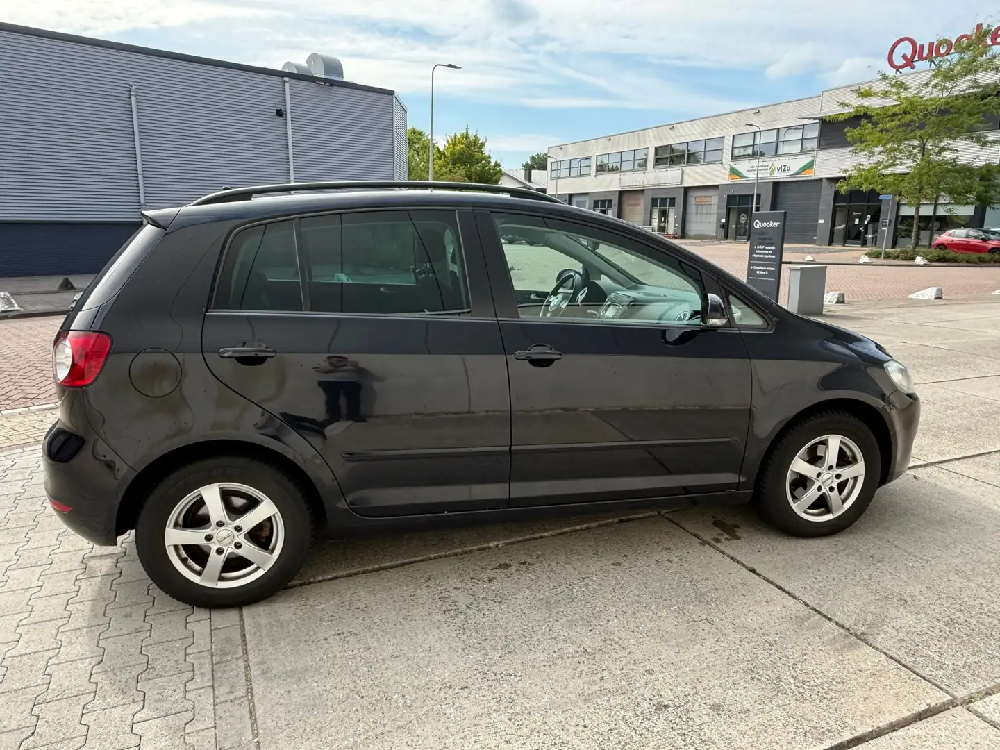 Volkswagen Golf Plus 1.2 TSI Highline BlueMotion Clima Stoelverwarming Zwart - 2