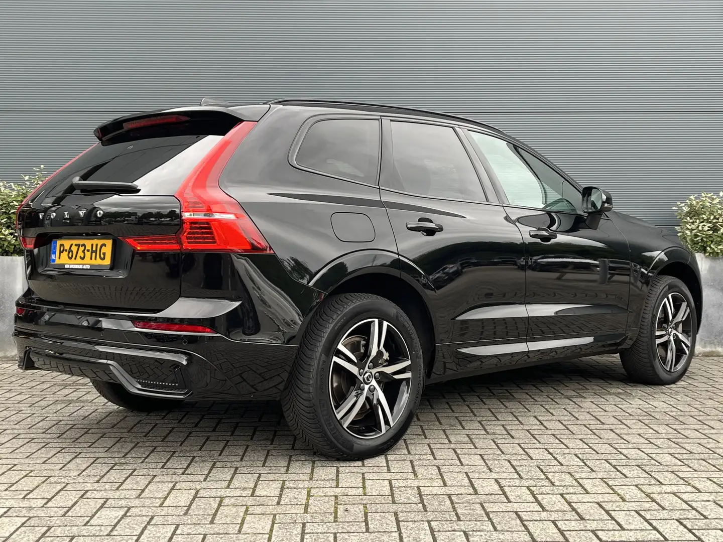 Volvo XC60 T6 Plug-in hybrid AWD R-Design Long Range All-seao Zwart - 2