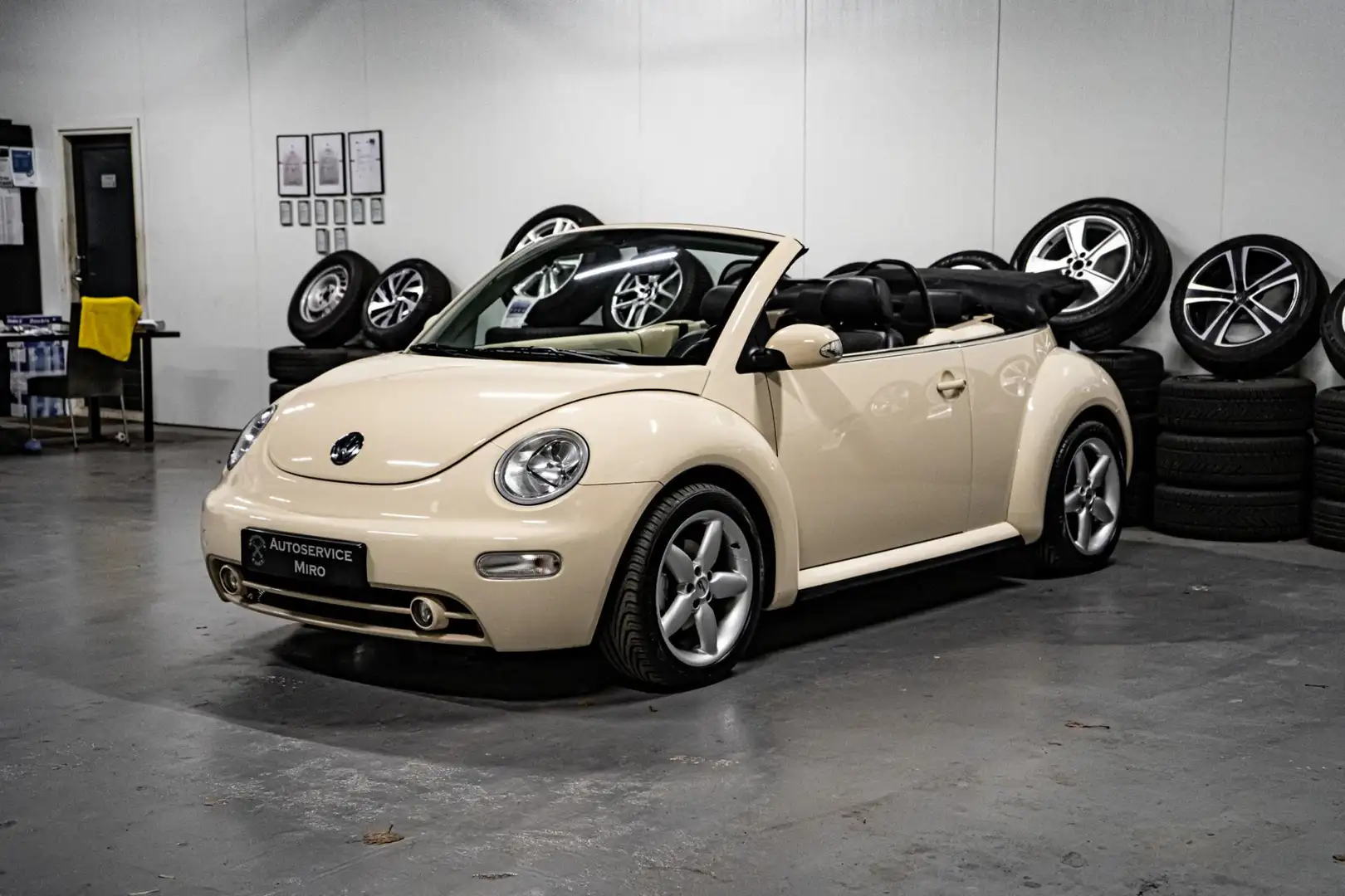 Volkswagen New Beetle Cabriolet 2.0 Highline Leder l Cruise l Airco l St Yellow - 2