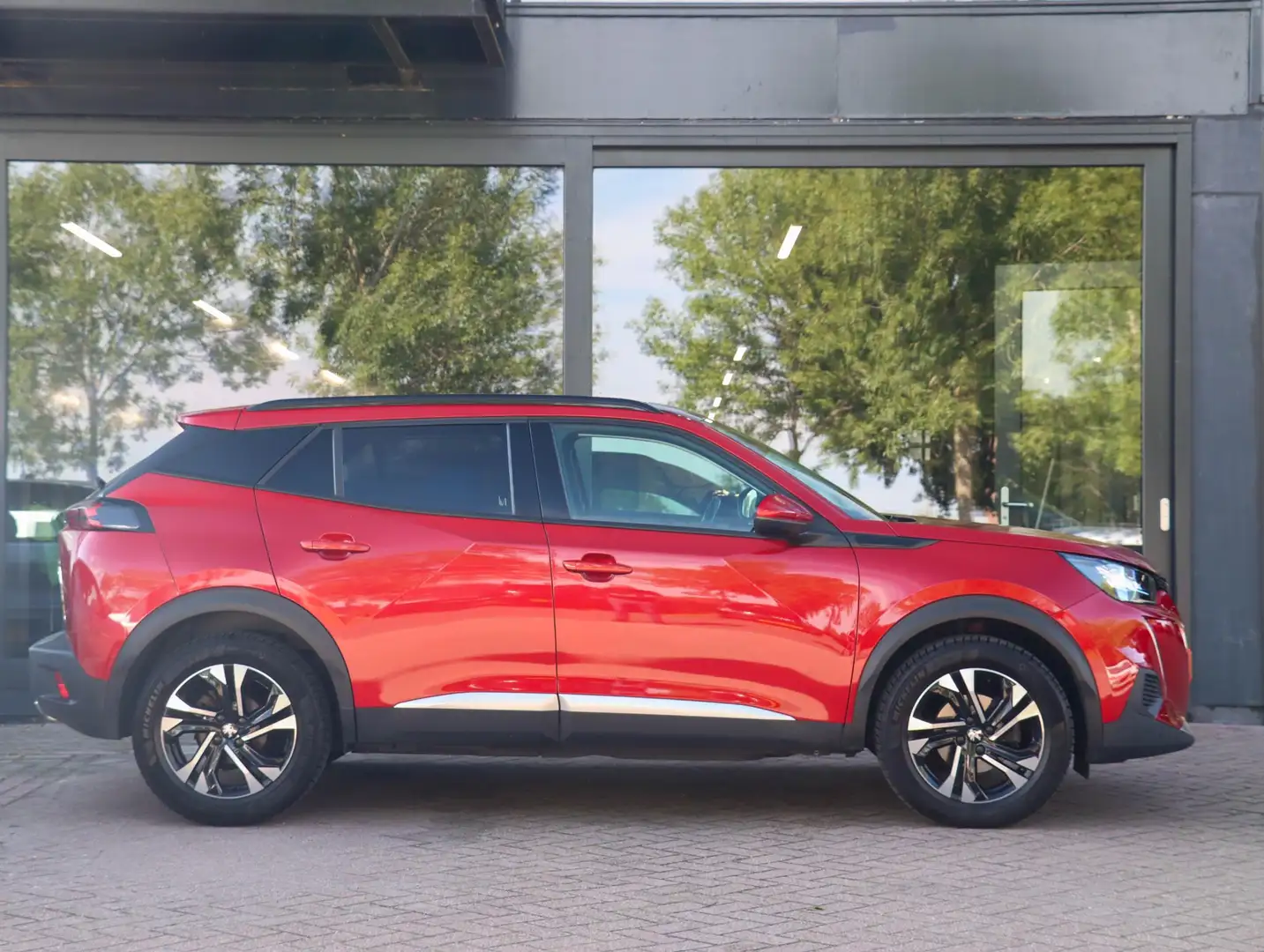 Peugeot 2008 1.2 PureTech Allure 130PK Trekhaak Panodak Keyless Rouge - 2