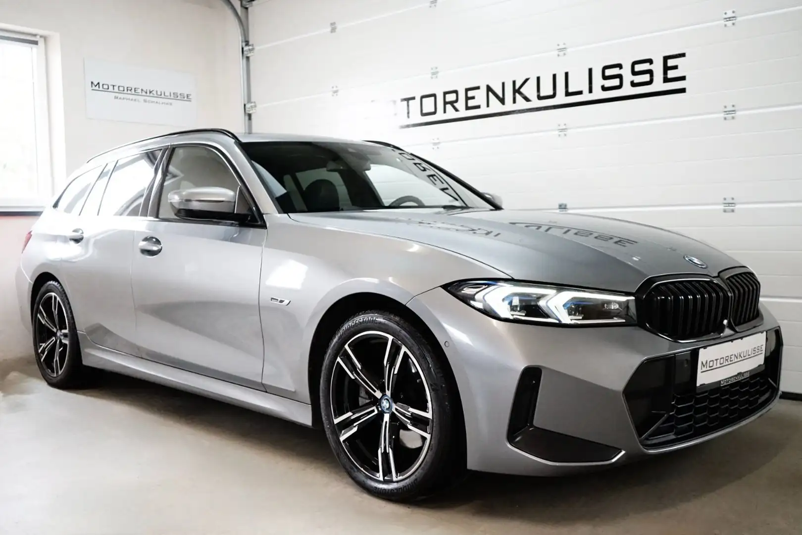 BMW 320 e Touring M Sport Aut. - PANO - AHK - HeadUp Grau - 2