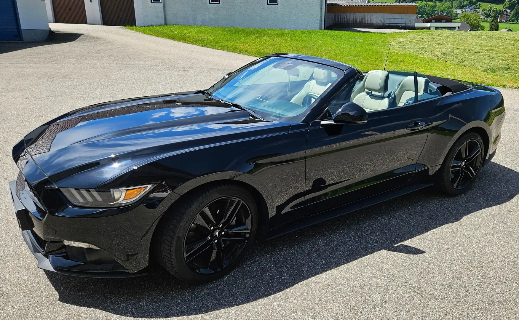 Ford Mustang Mustang 2,3 EcoBoost Cabrio Aut. Schwarz - 1