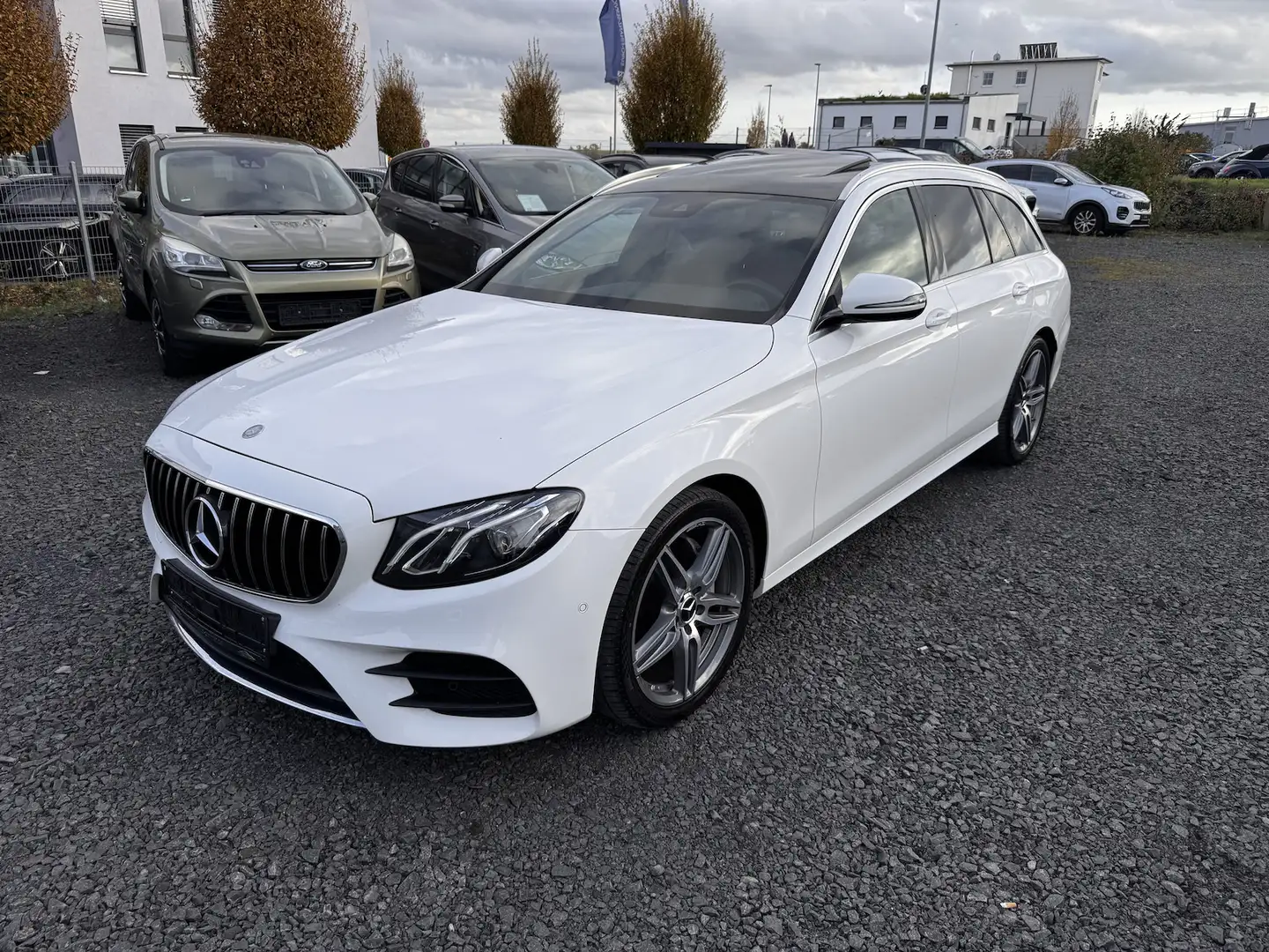 Mercedes-Benz E 220 d AMG Line AHK COMAND SHD RFKA WIDESREEN Blanco - 1