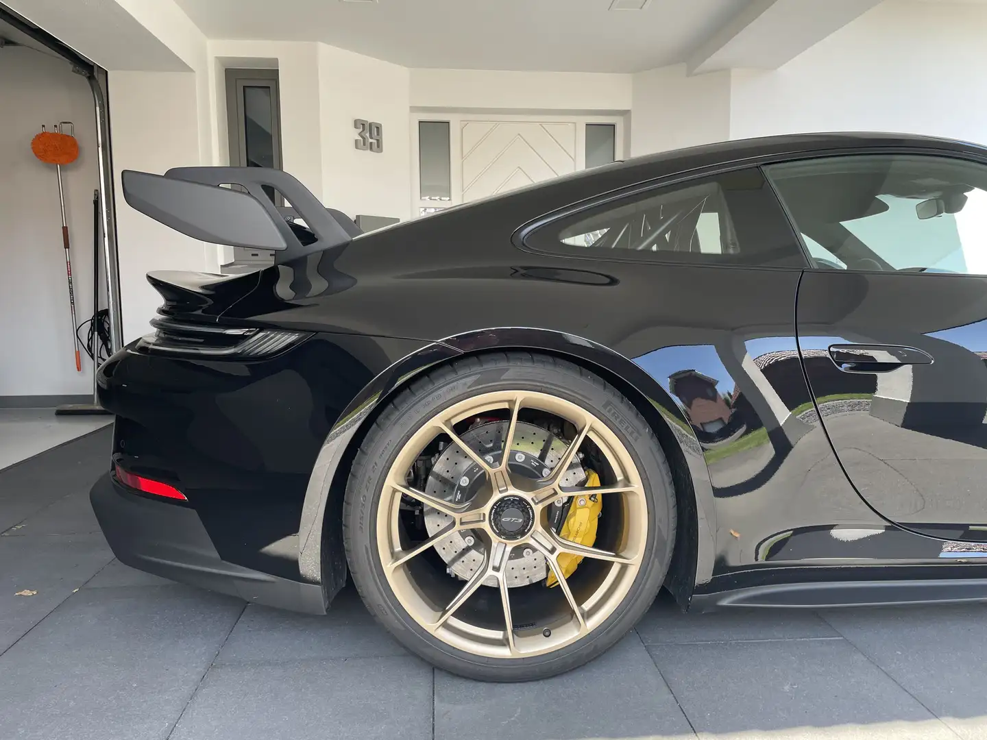 Porsche 992 GT3 *PCCB* unfallfrei, Neuzustand, Carbon Schwarz - 2