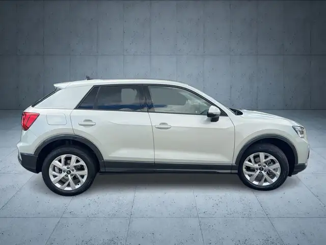 Audi Q2 view 6