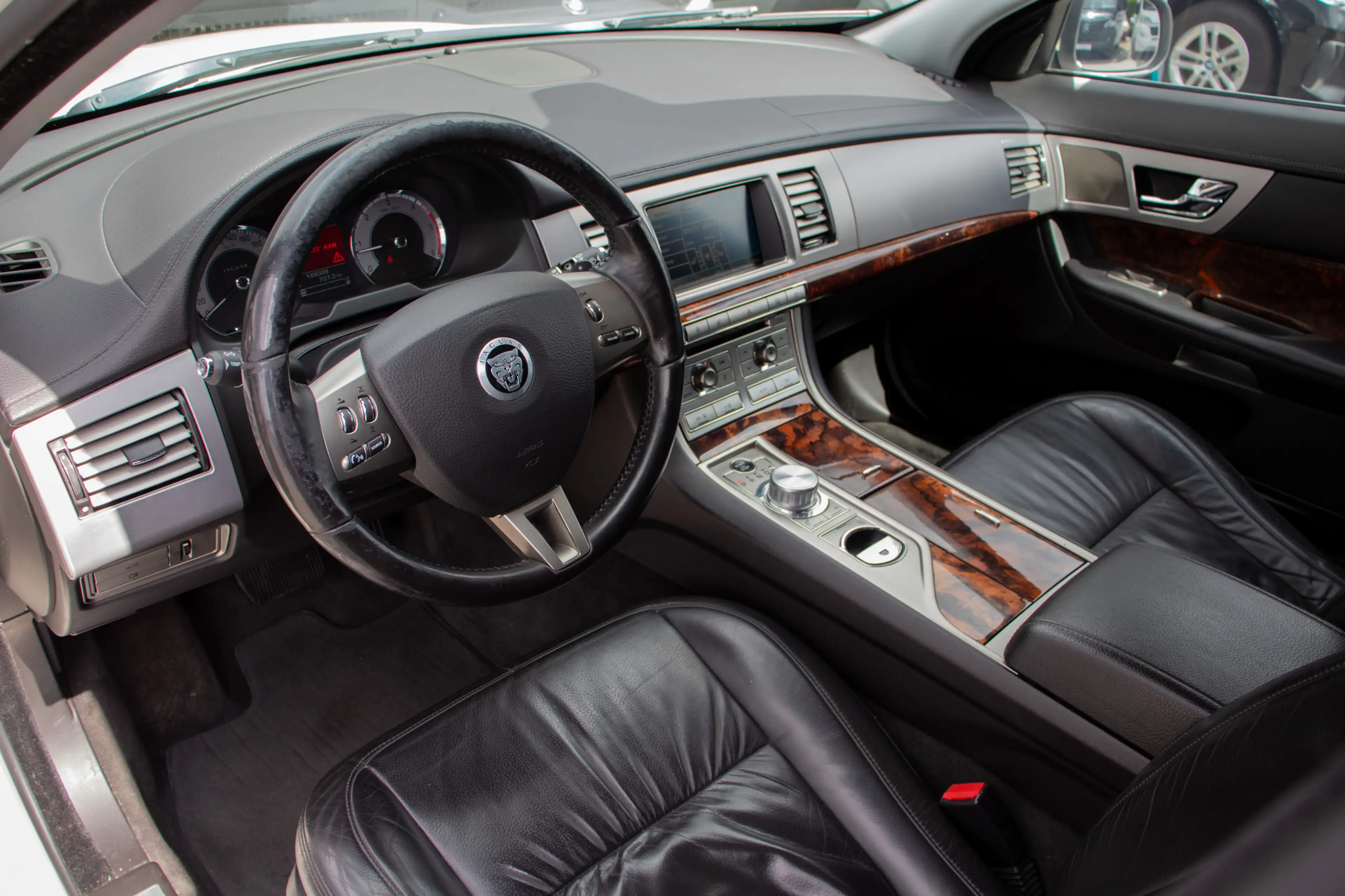 Jaguar XF 2.7 V6 aut. / CAMERA / STUURWIELVERWARMING / LEDER / XENON / LICHT EN REGENSENSOR / 20” ! — photo 3